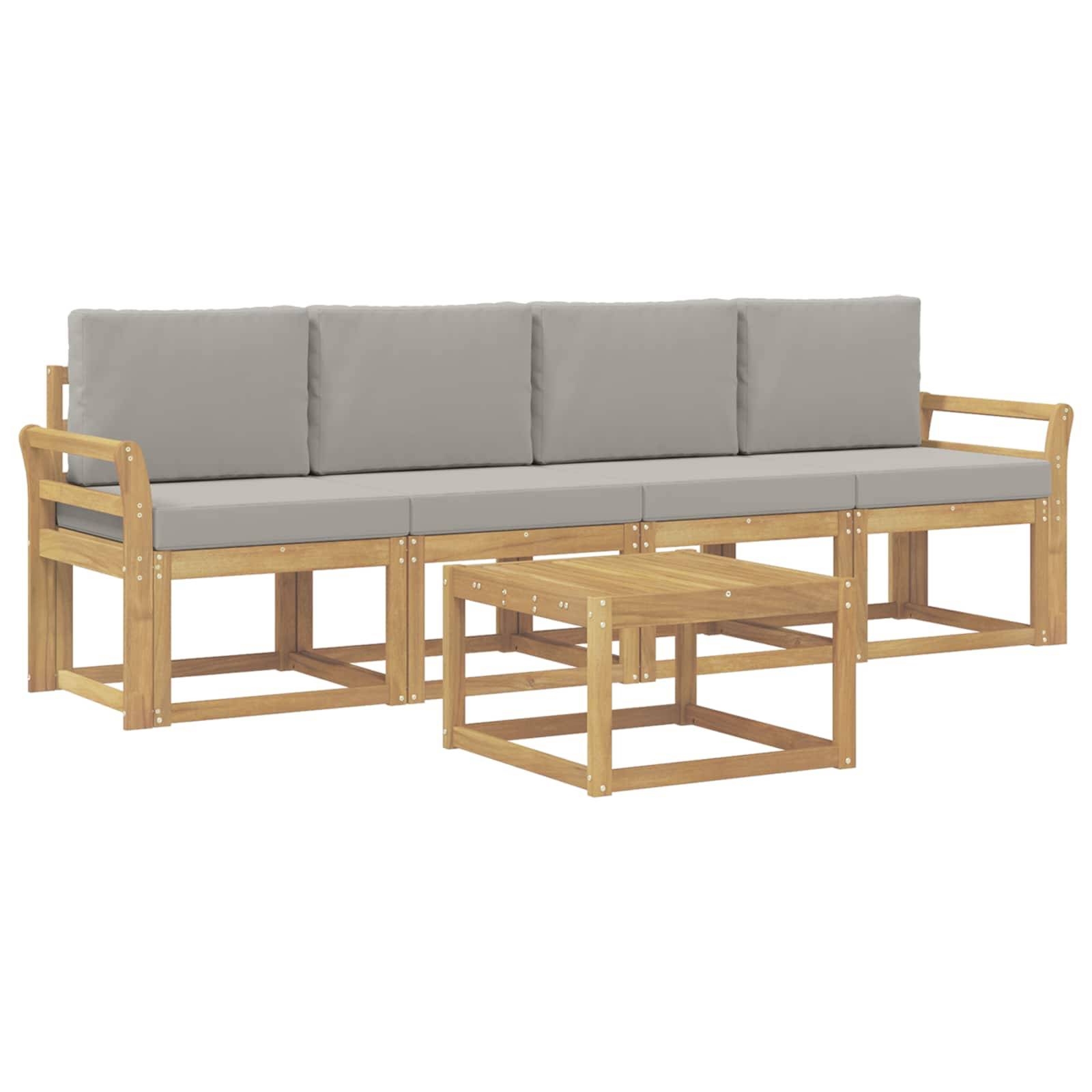 Helles Holz-Gartensofa mit grauen Kissen und passendem niedrigem Couchtisch auf weißem Hintergrund.