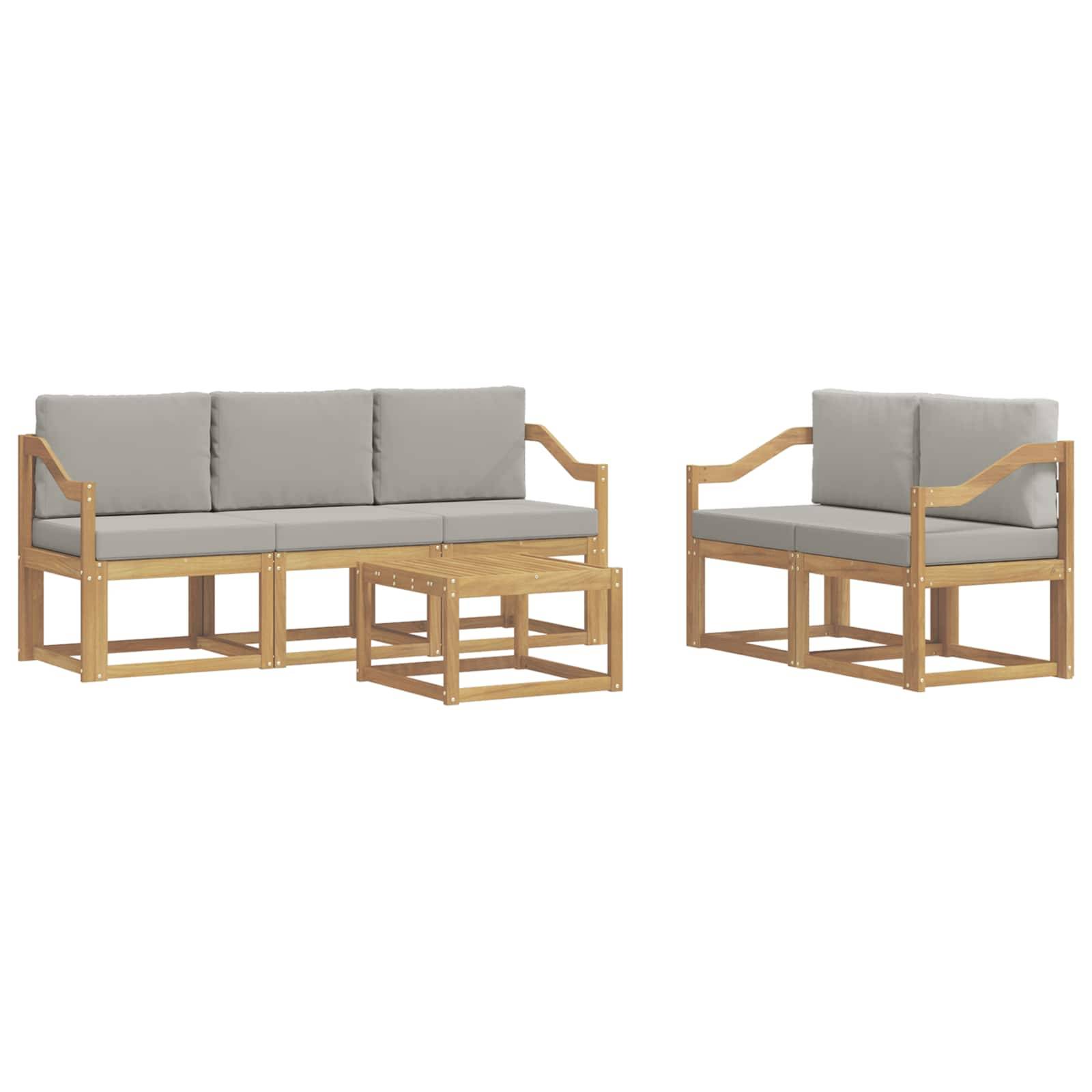 Zwei Outdoor-Sofasektionen aus hellem Holz mit grauen Kissen; das linke Stück ist eine Dreisitzer-Bank mit verschachtelten Beistelltischen, das rechte ein zweisitziger Loveseat.
