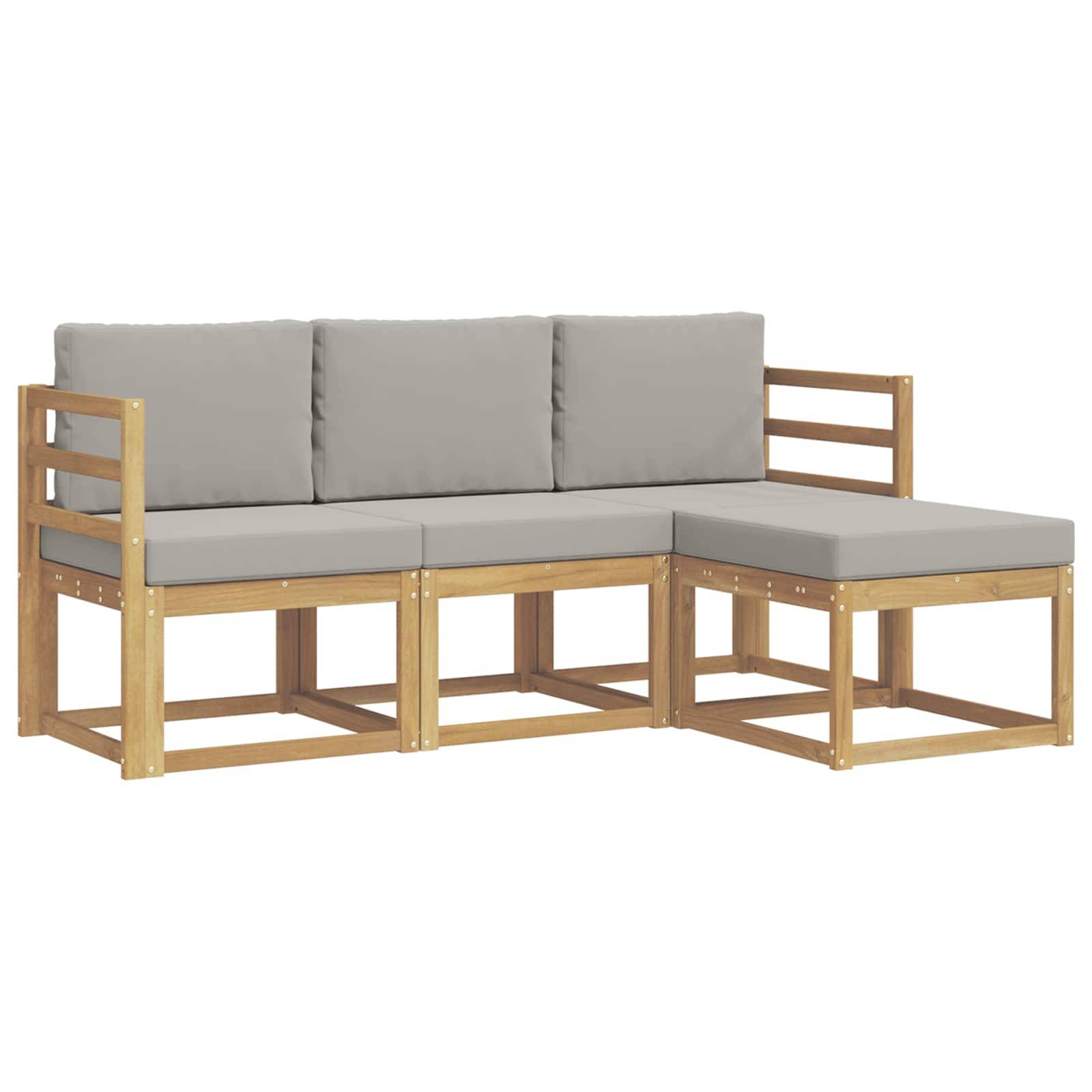 Graue gepolsterte Holz-Außensofa mit drei Rückenkissen und einem Chaiselongue-Sitz auf der rechten Seite auf weißem Hintergrund.