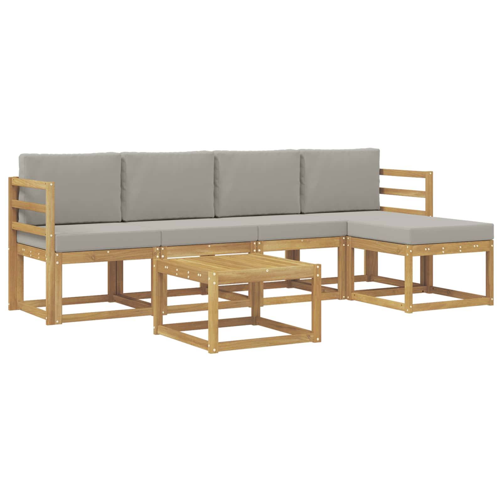 L-förmiges Holz-Ecksofa mit grauen Kissen und passendem Couchtisch auf weißem Hintergrund.