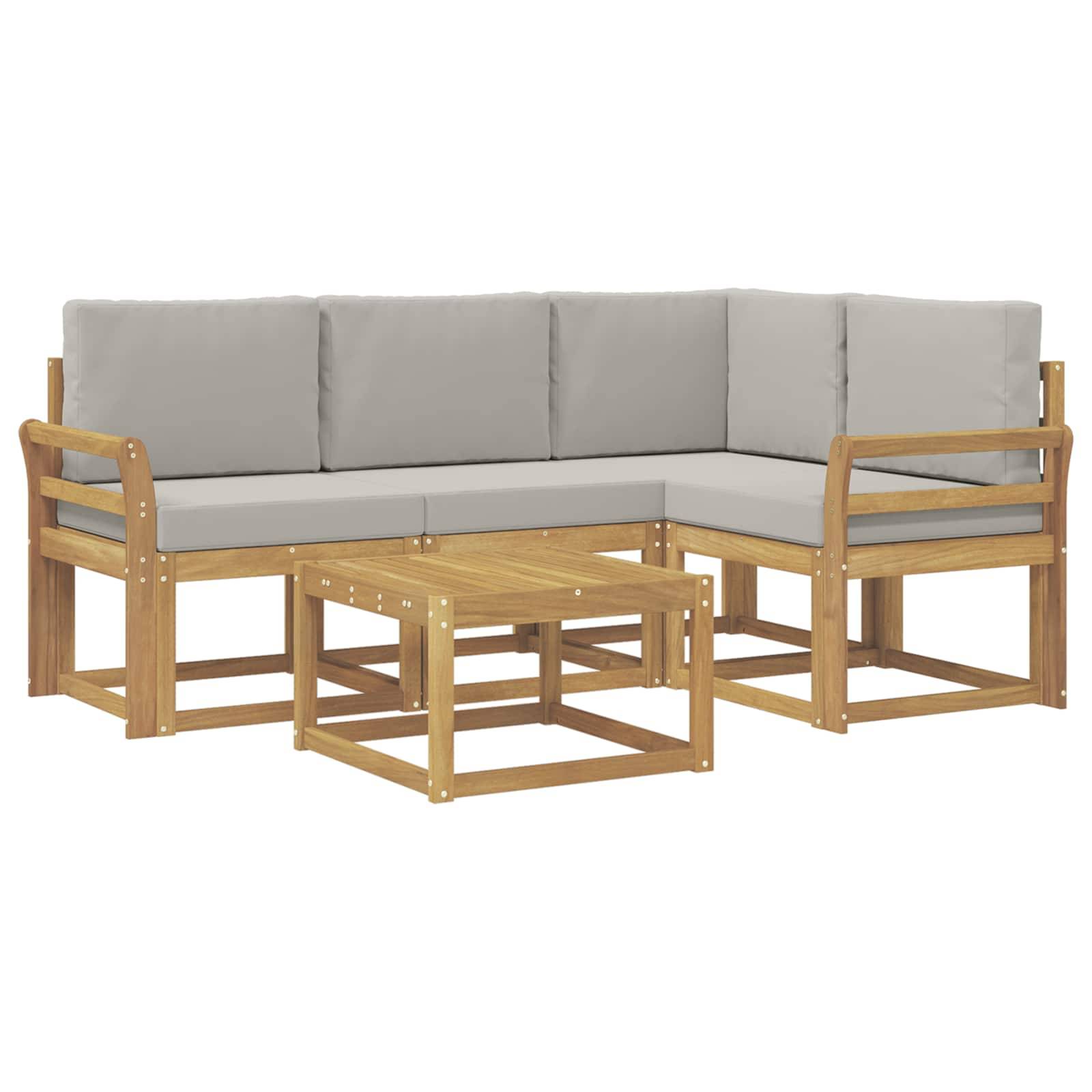 L-förmiges Outdoor-Ecksofa mit hellem Holzrahmen, grauen Kissen und passendem quadratischem Couchtisch.