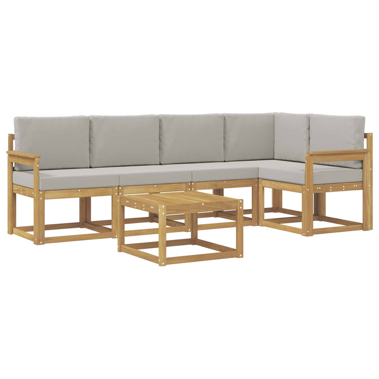 Helles Holz-Außensektion-Sofa mit grauen Kissen und passendem Couchtisch auf weißem Hintergrund.