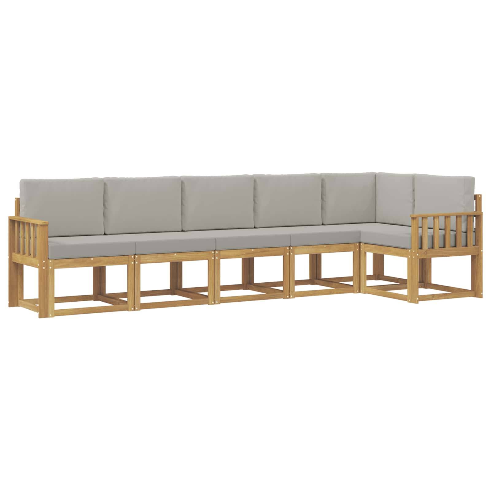 L-förmiges Outdoor-Ecksofa mit hellgrauen Kissen und Rahmen aus Naturholz auf weißem Hintergrund.