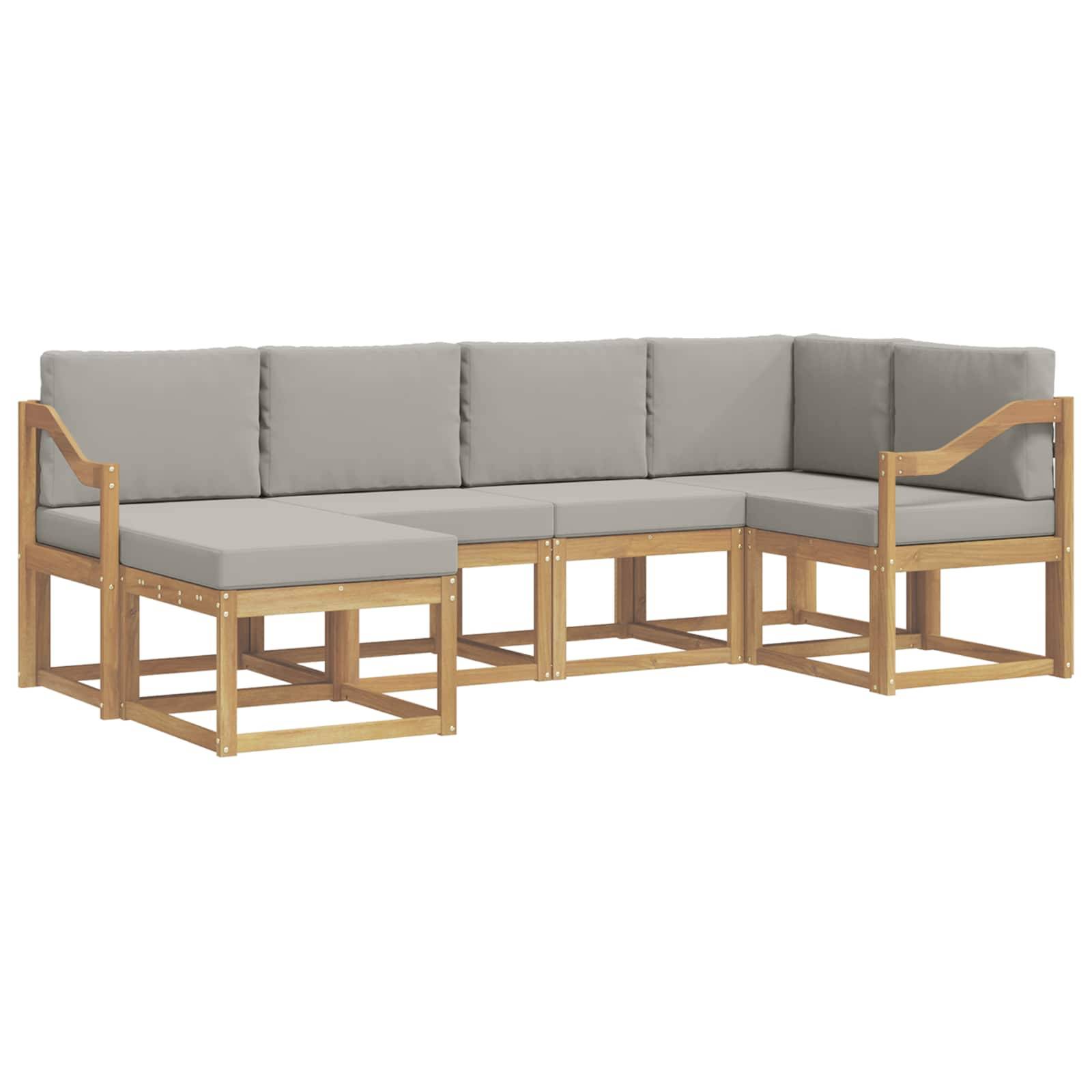 Graues gepolstertes Outdoor-Ecksofa mit hellem Holzrahmen und Armlehnen, in L-Form auf weißem Hintergrund angeordnet.
