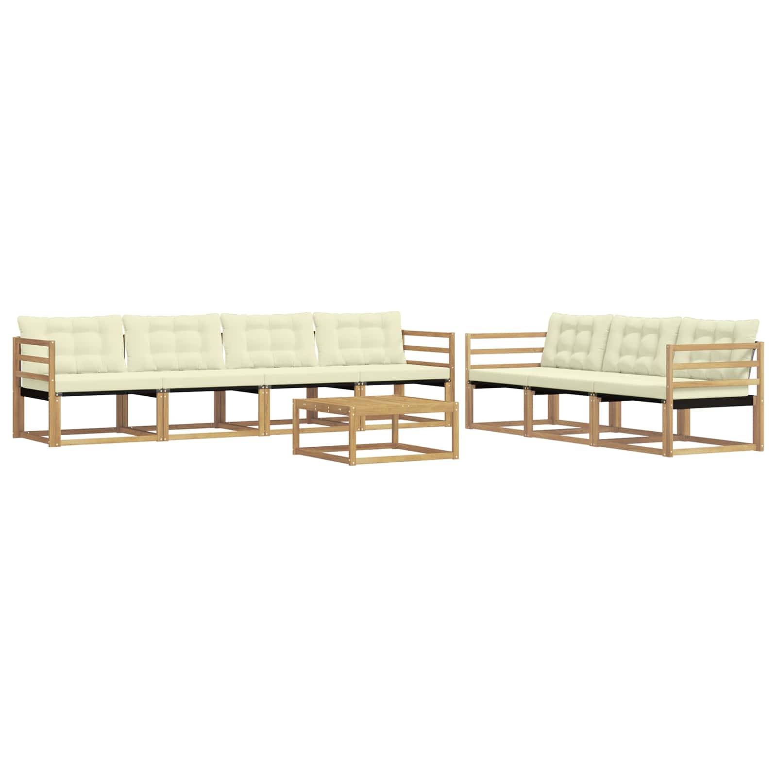 Zwei cremefarbene, gepolsterte Holz-Gartensofas mit passendem quadratischem Couchtisch, dargestellt auf weißem Hintergrund.