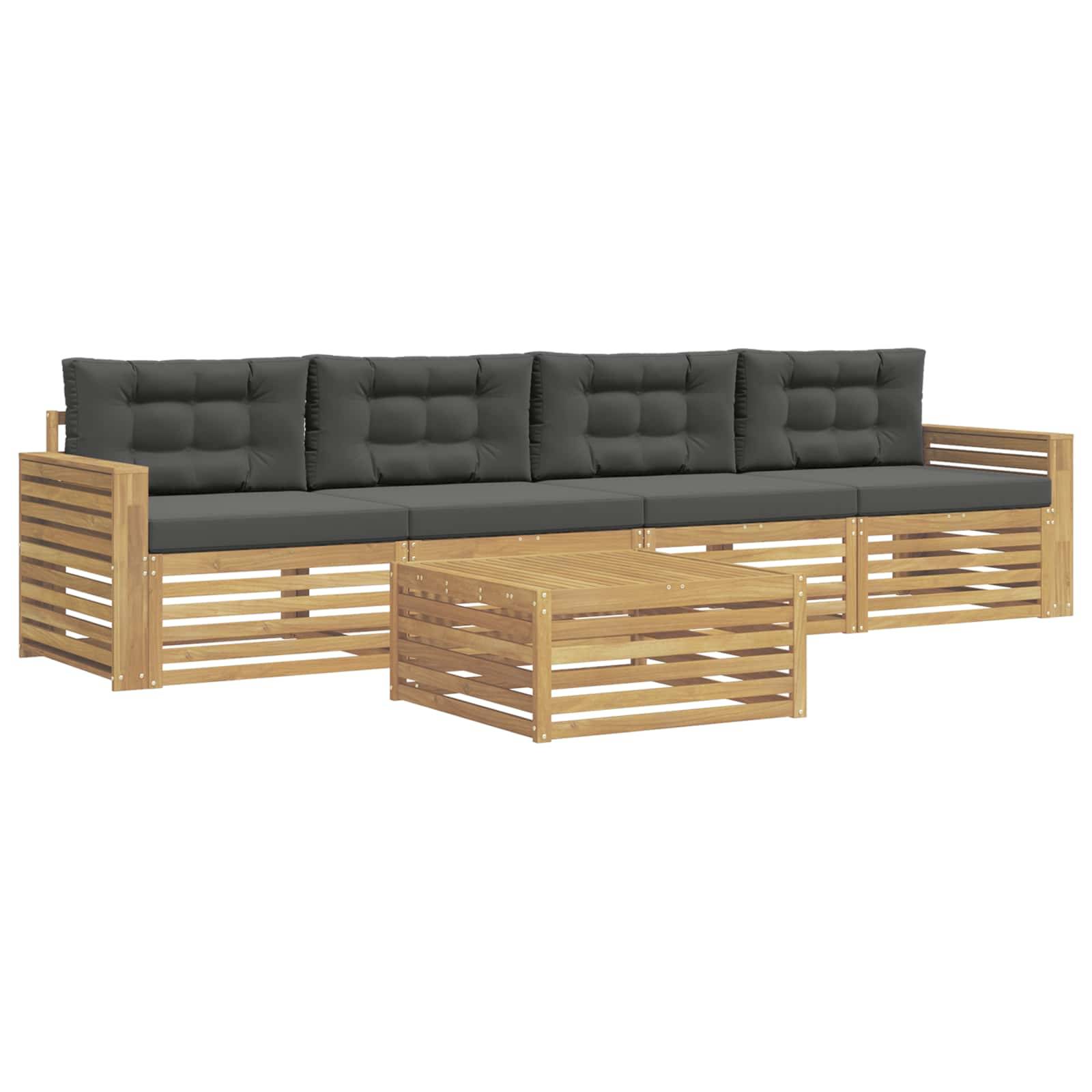 Outdoor-Holzsofa mit grauem Sitzkissen und passendem Couchtisch mit Lamellen auf weißem Hintergrund.
