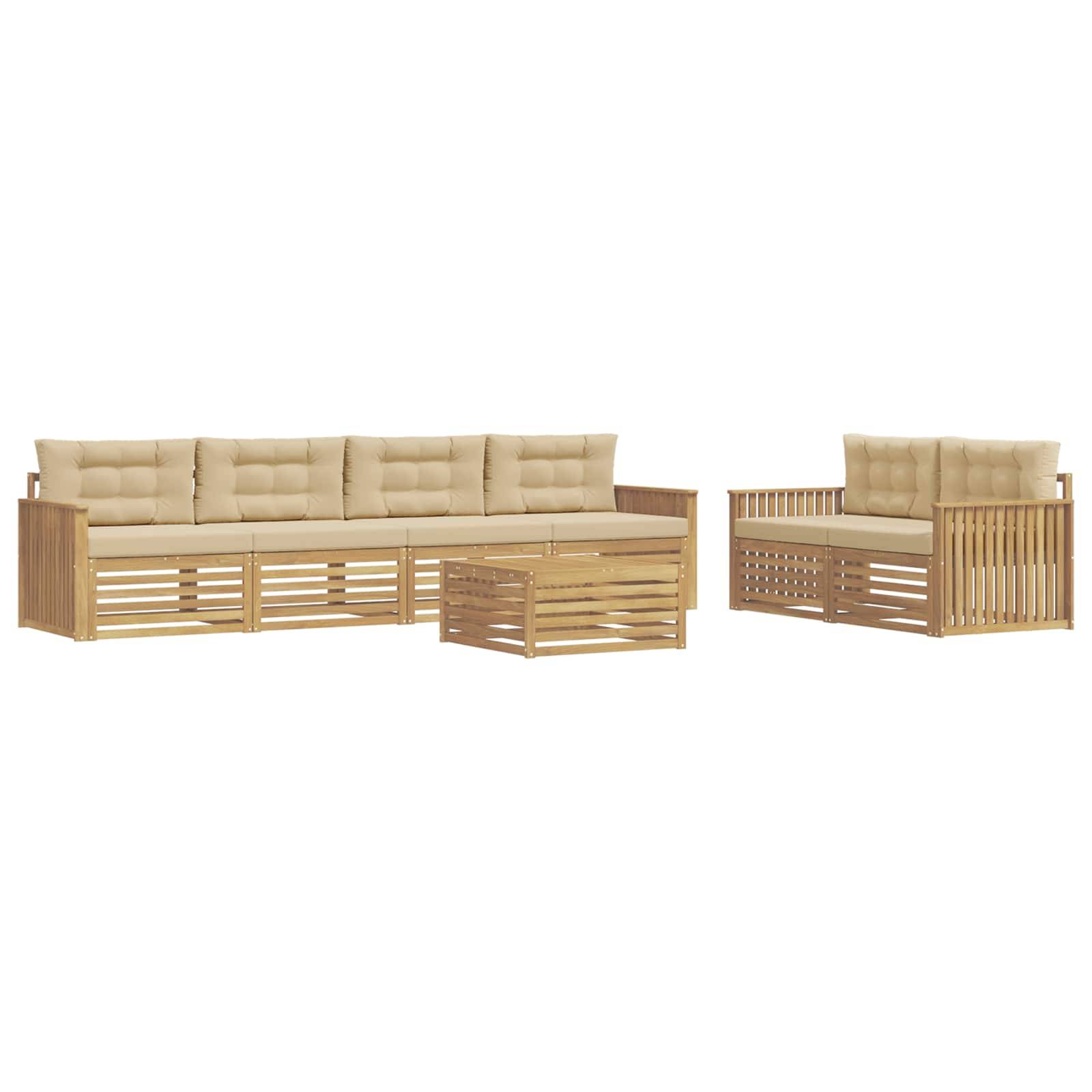 Holzgarnitur für den Außenbereich mit beigefarbenen Kissen, bestehend aus einem langen linken Sofa, einem kleineren rechten Zweisitzer-Liegesitz und einem passenden Couchtisch.