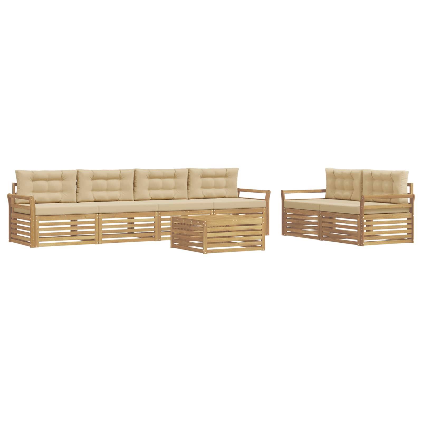 Holzgarnitur für den Außenbereich mit beigefarbenen Kissen, bestehend aus einem langen Sofa auf der linken Seite, einem Ecktisch und einem passenden Zweisitzer auf weißem Hintergrund.
