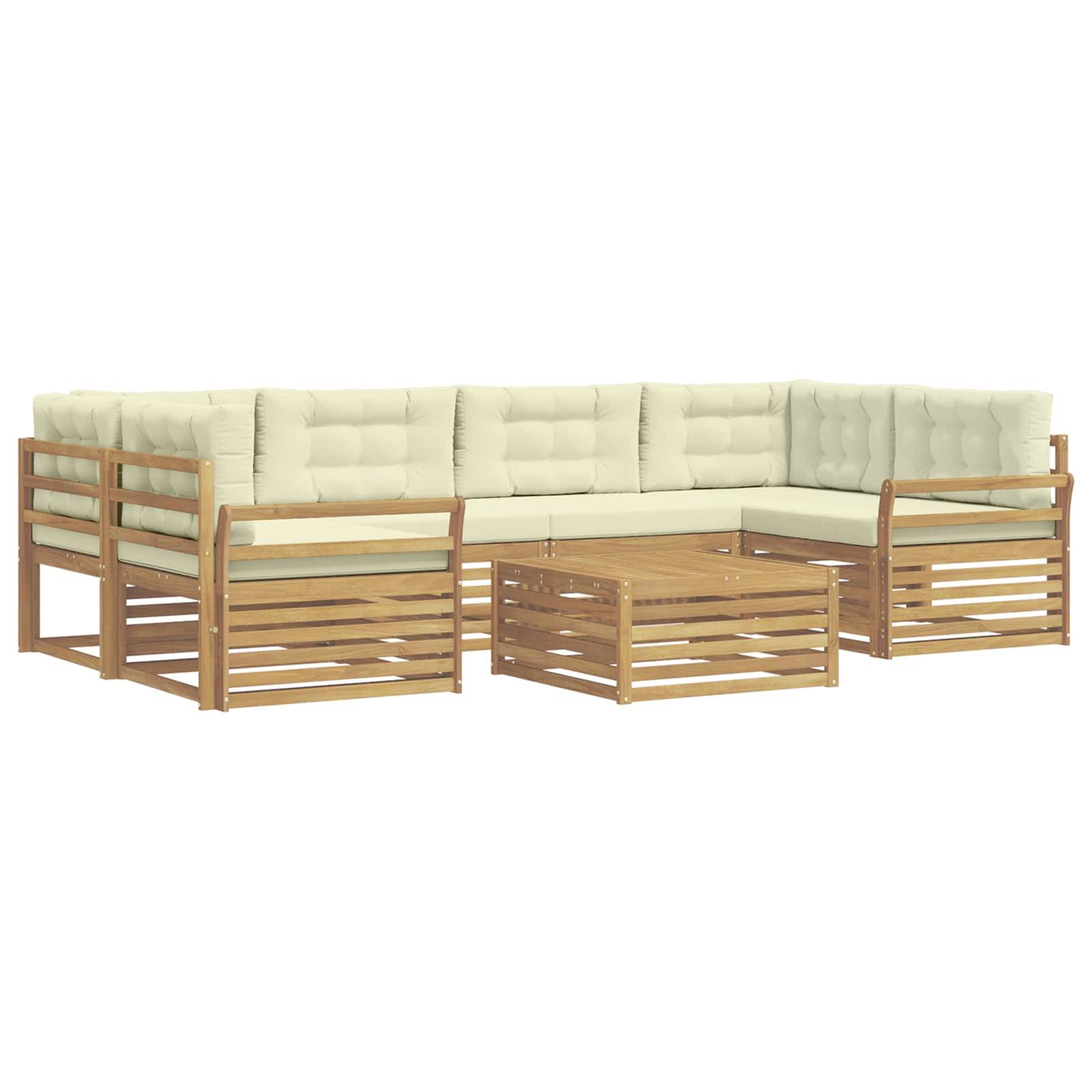 Cremefarbenes gepolstertes Outdoor-Ecksofa mit Holzlattenrahmen und passendem Couchtisch auf weißem Hintergrund.