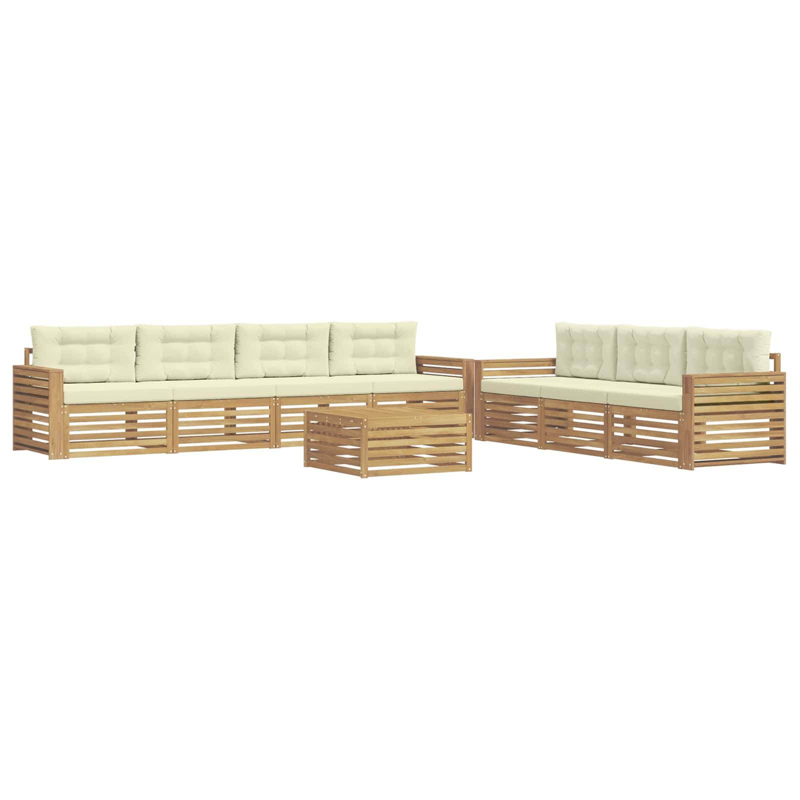 Zwei Outdoor-Holz-Ecksofa-Sets mit hellbeigen Kissen und einem passenden Couchtisch mit Lamellenmuster auf weißem Hintergrund.