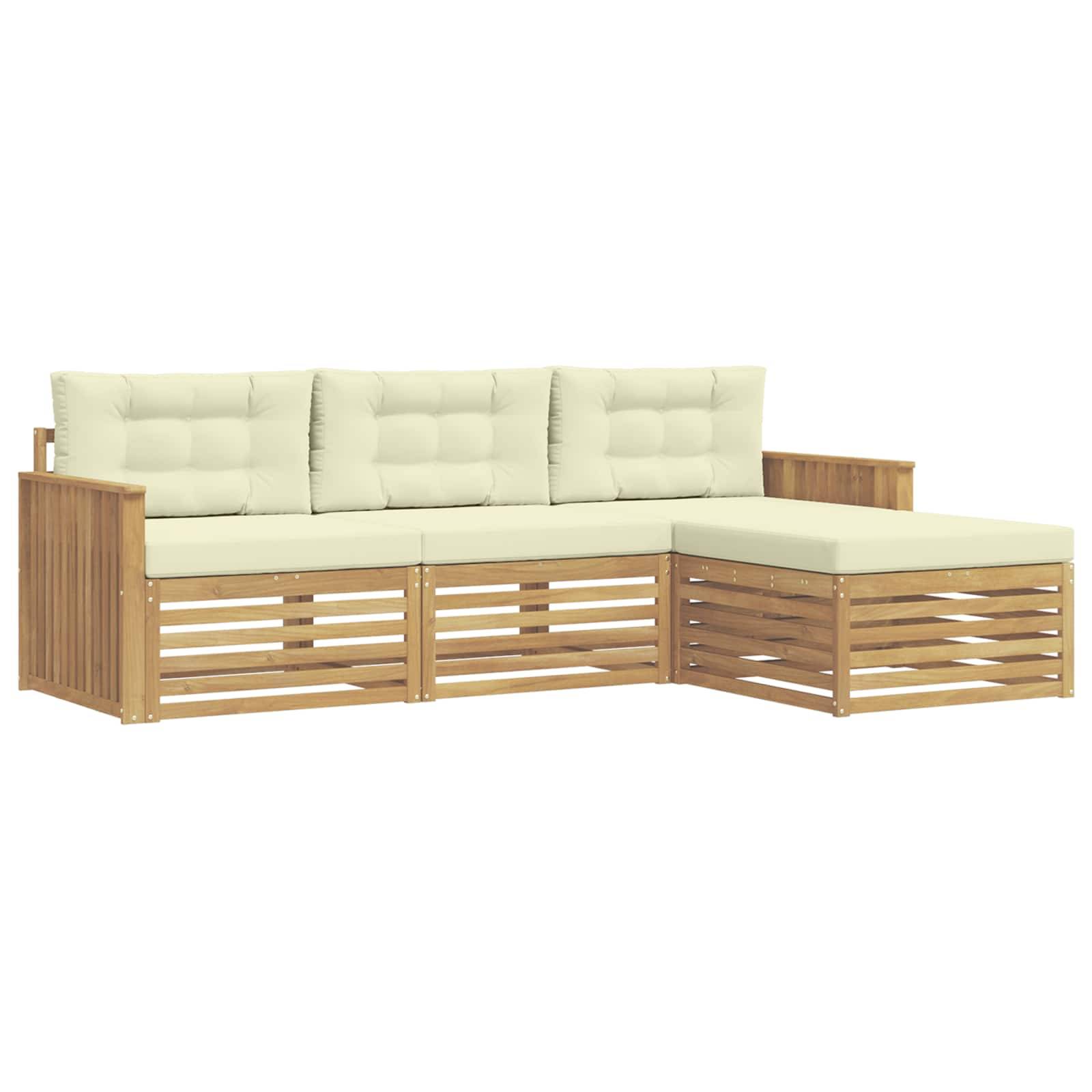 Holz-Außensofa mit cremefarbenen Kissen und niedrigen Lamellenseiten auf weißem Hintergrund.