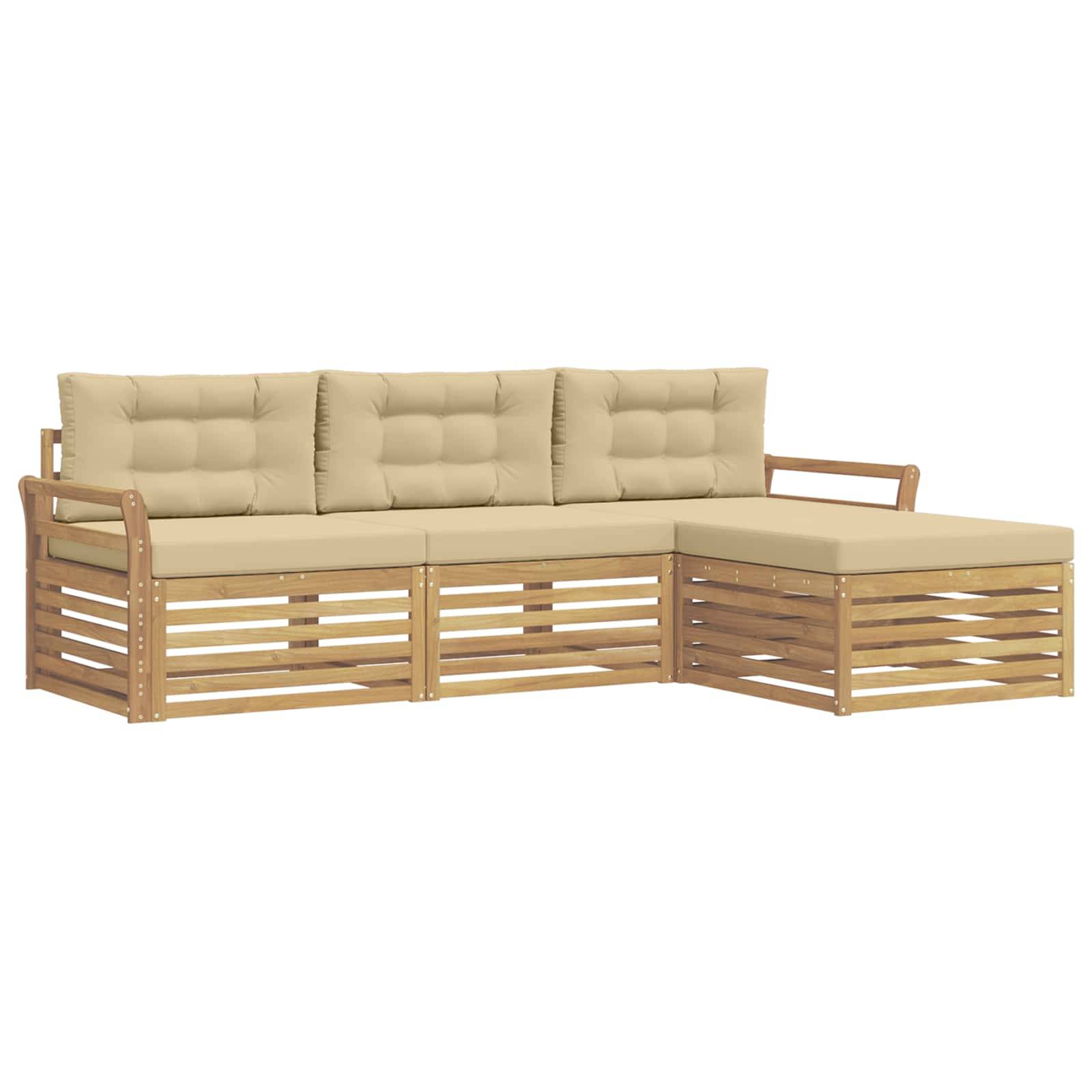 Beigefarbenes gepolstertes Holz-Ecksofa im Außenbereich mit linker Armlehne und rechter Chaiselongue auf weißem Hintergrund.