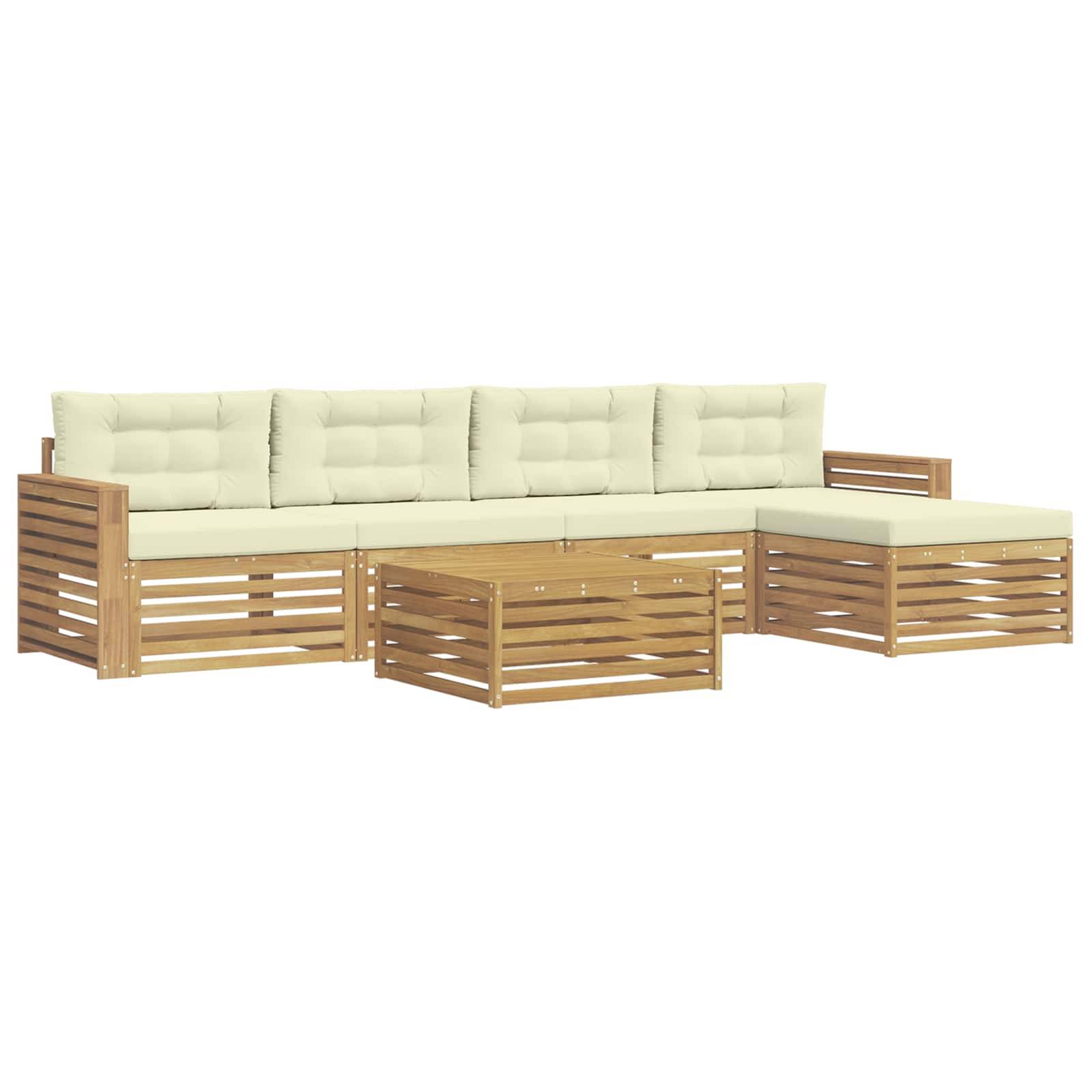Modulares Holz-Gartensofas mit cremefarbenen Polstern und passender Couchtisch auf weißem Hintergrund.