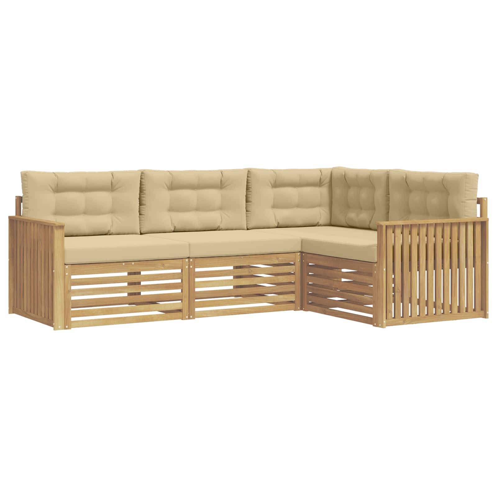 Beige gepolstertes L-förmiges Holz-Patio-Schnittsofa mit Lamellenseiten und -rückseite, auf weißem Hintergrund dargestellt.