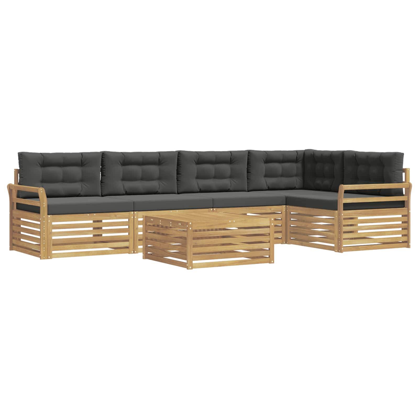 L-förmiges Outdoor-Sitzmöbel mit dunkelgrauen Kissen und hellem Holzrahmen, plus passendem Couchtisch auf weißem Hintergrund.