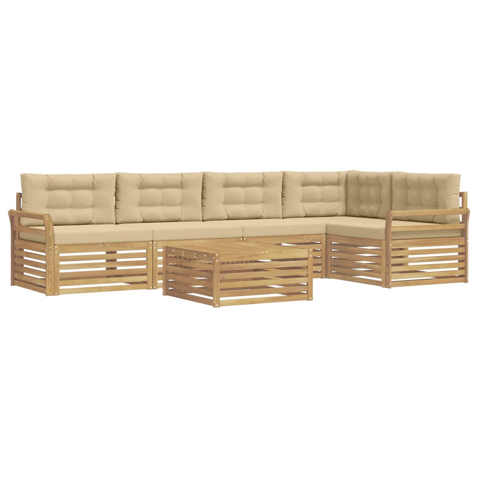 Beiges Outdoor-Ecksofa mit Holzlattenrahmen und passendem Couchtisch auf weißem Hintergrund.