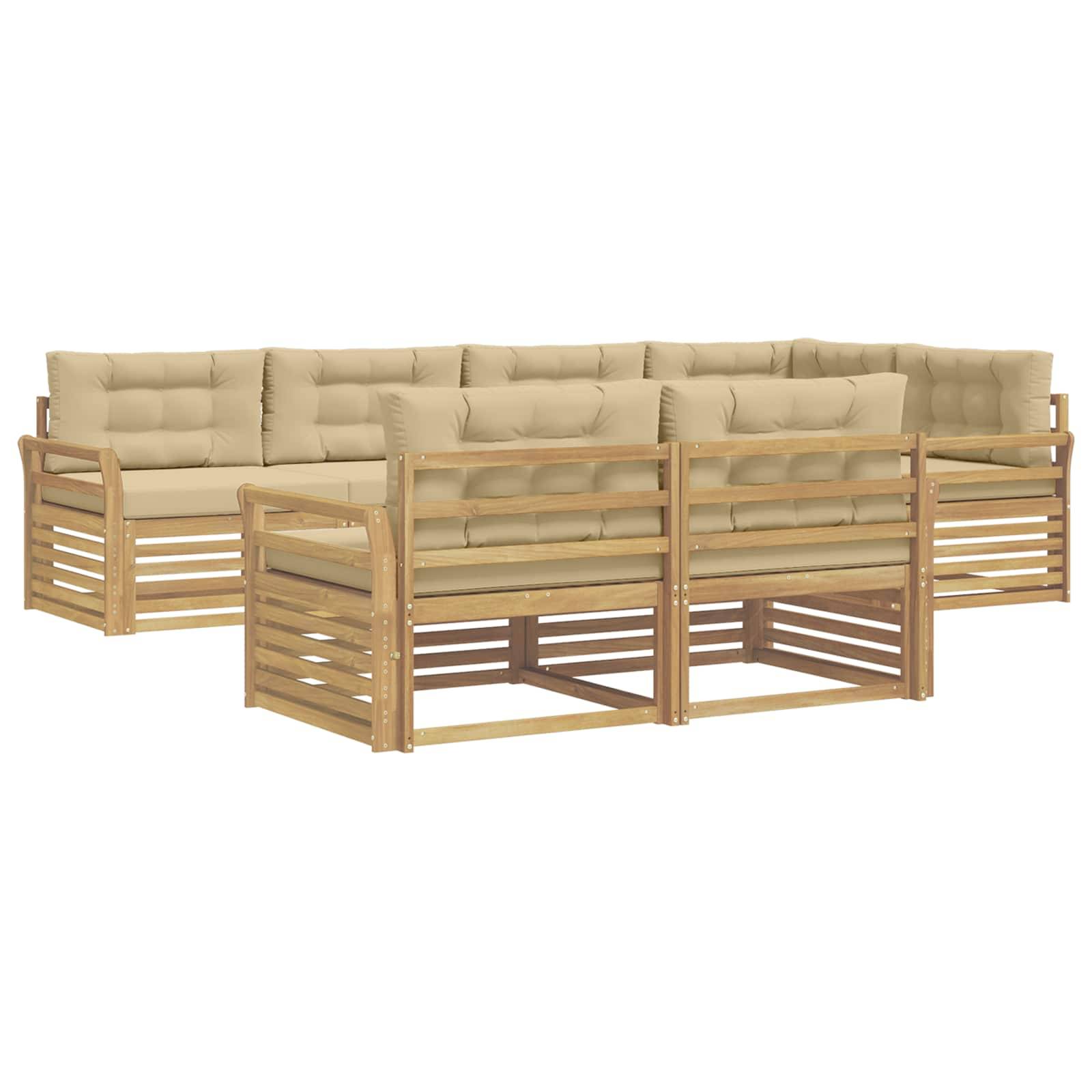 Outdoor-Gartenmöbel-Set aus Holz mit beigen Kissen und Lamellenlehnen, präsentiert auf weißem Hintergrund.