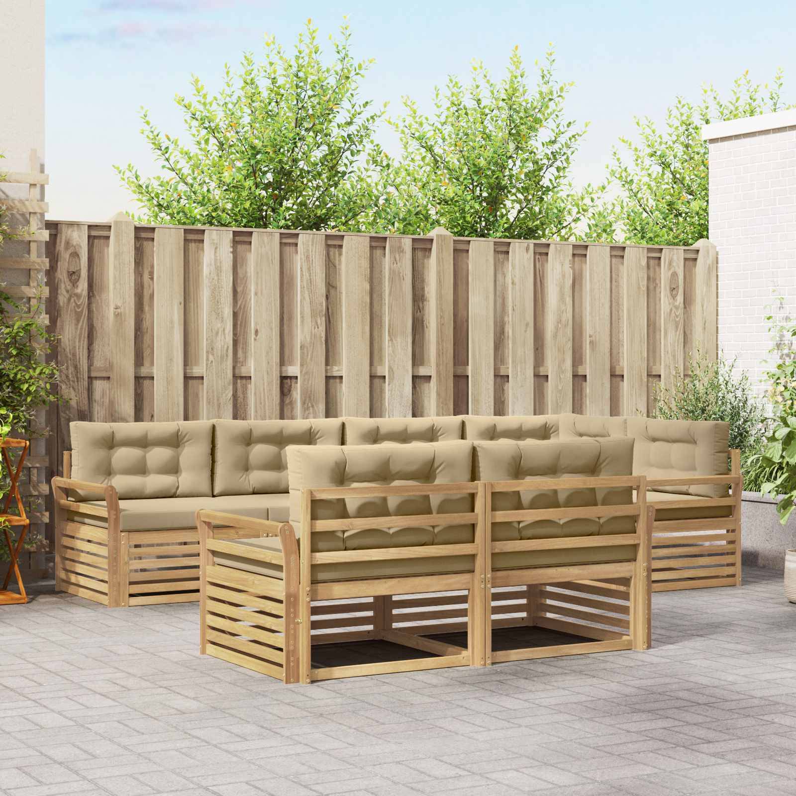Holzeckige Gartensektionalcouch mit beigen Kissen und passendem Couchtisch in einer Terrassengarten-Umgebung.