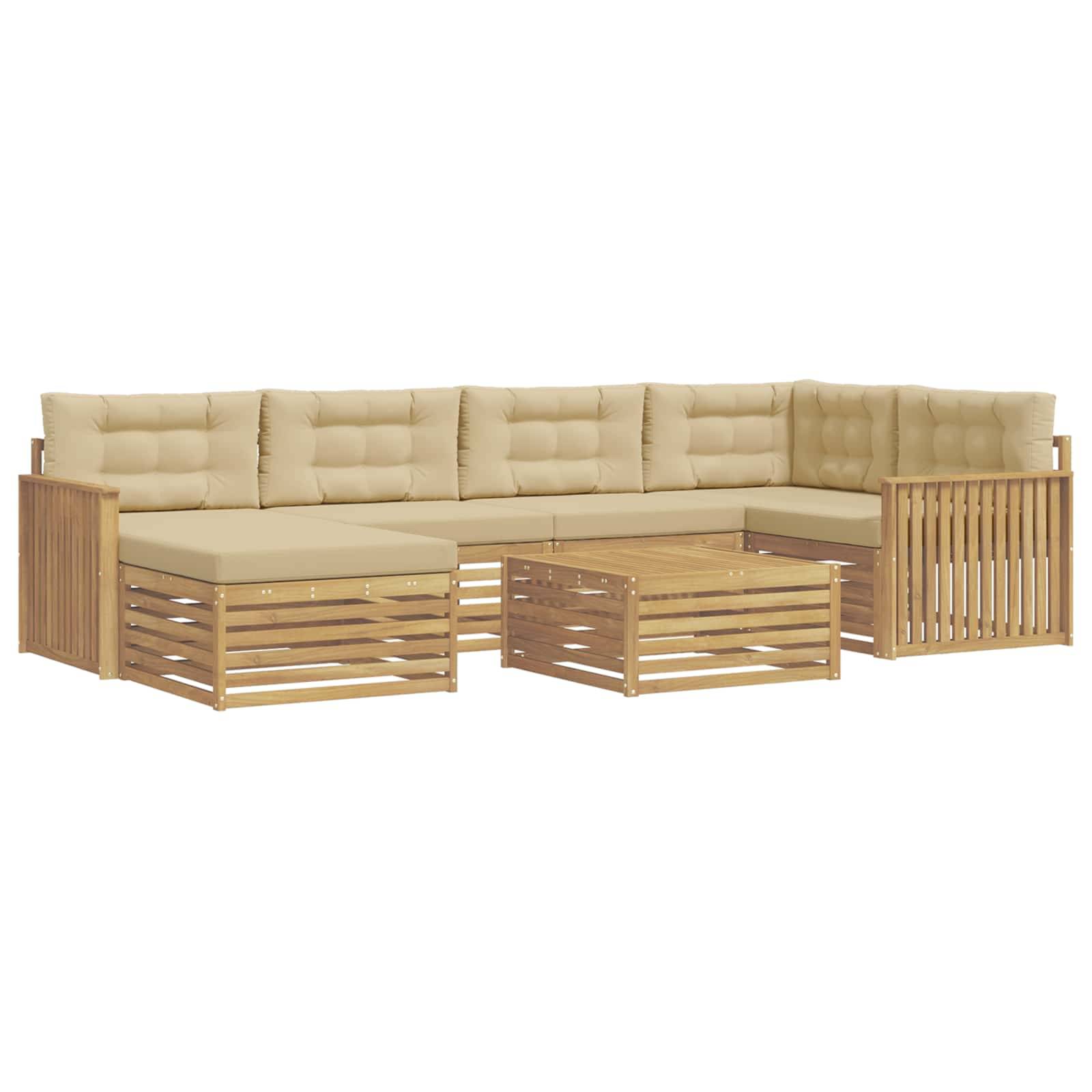 Beiges L-förmiges Außen-Ecksofa mit Holzlattenseiten, passendem Hocker und Couchtisch auf weißem Hintergrund.