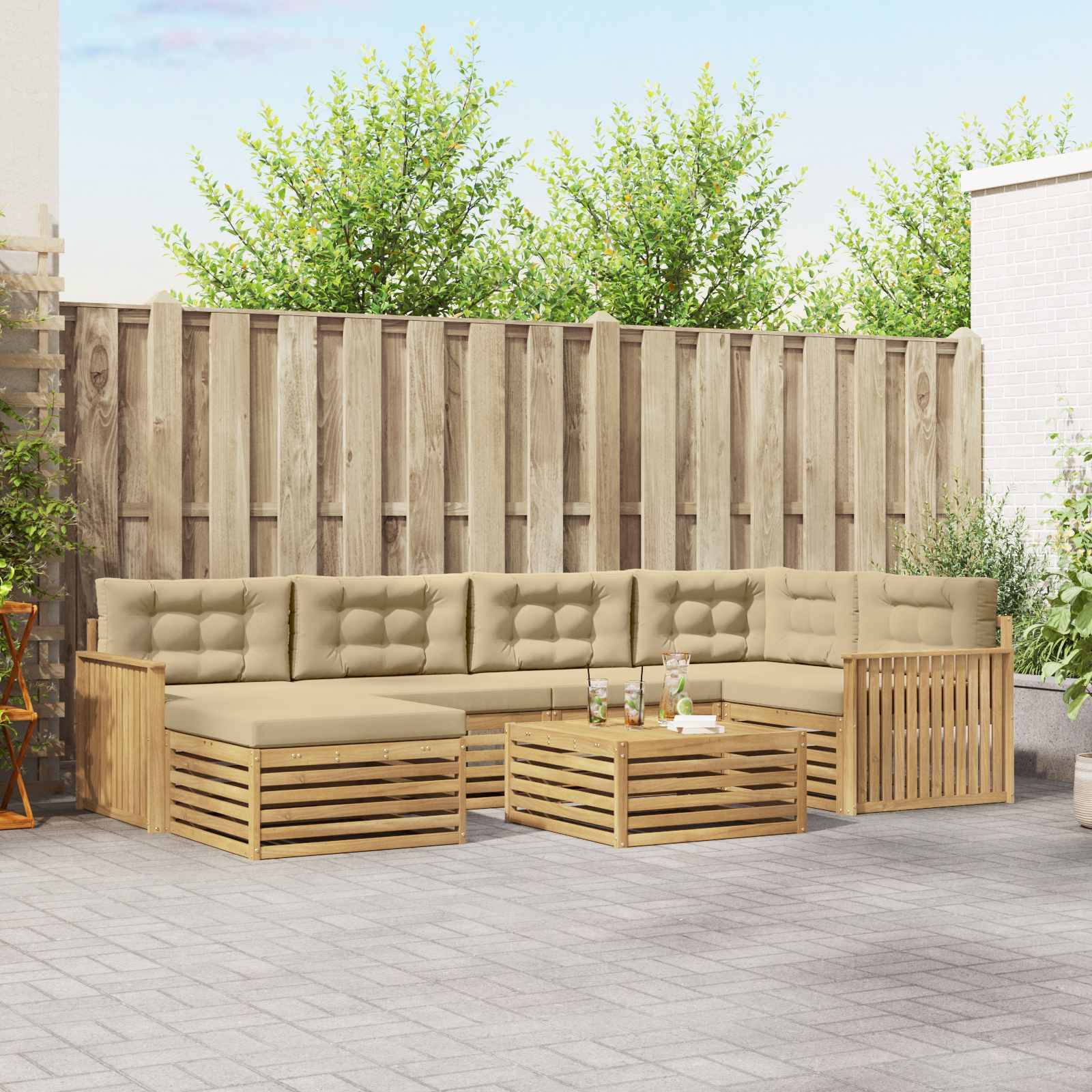 Outdoor-Holzecksofa mit beigen Kissen und Couchtisch in einem eingezäunten Patio-Innenhof.