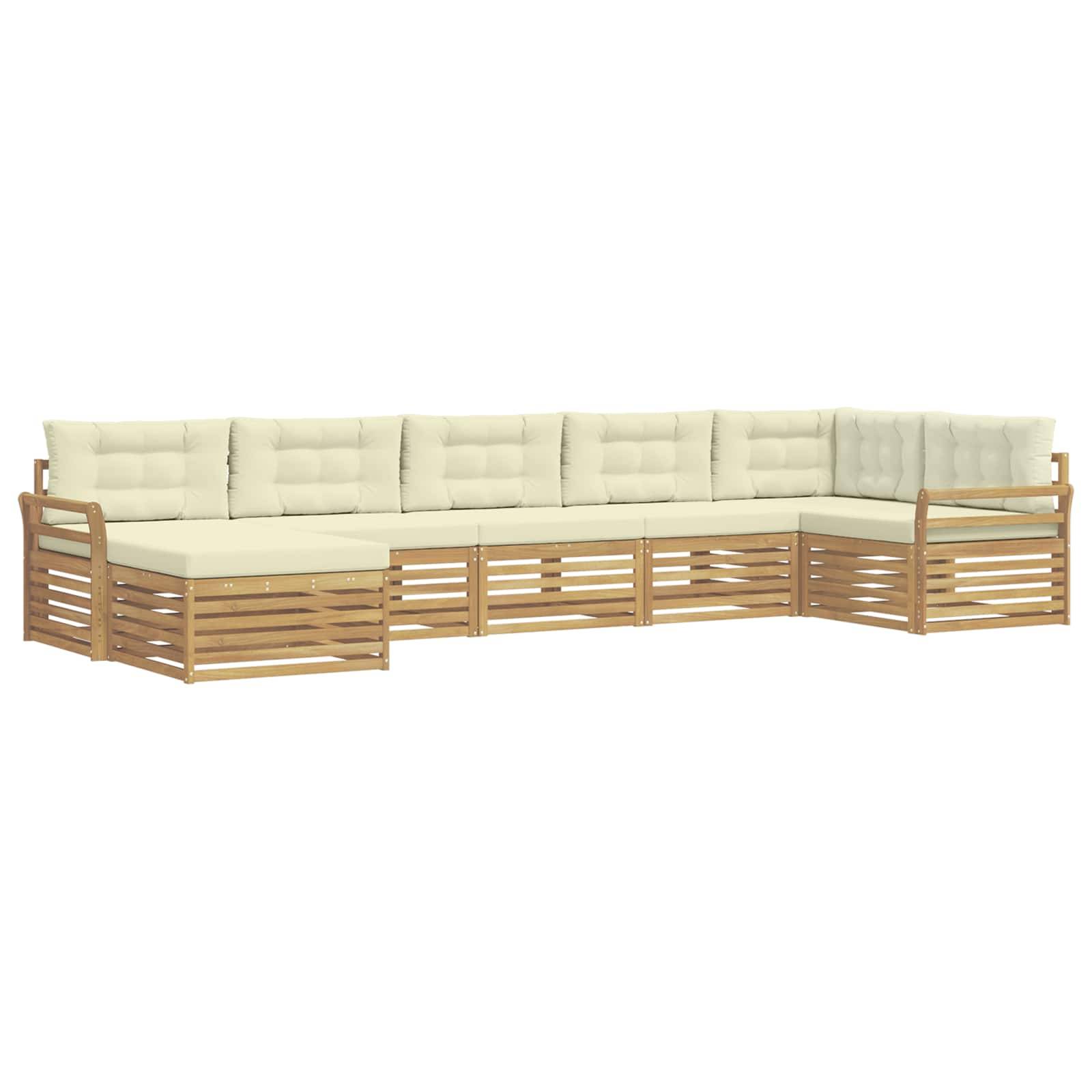 L-förmiges Outdoor-Ecksofa mit cremefarbenen Kissen und Holzlatten-Rahmen auf weißem Hintergrund.