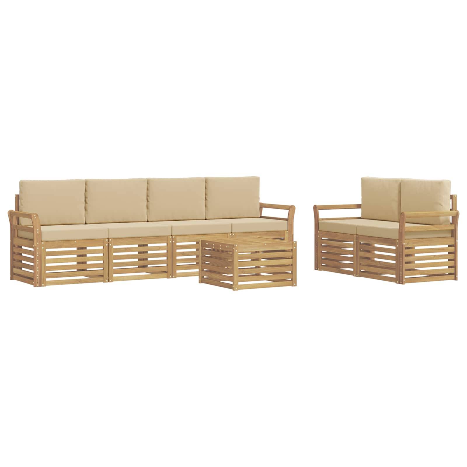 Beige Outdoor-Sitzset aus Holz: Ein dreiläufiges Sofa mit Ottomane und einen passenden Sessel mit Kissen.