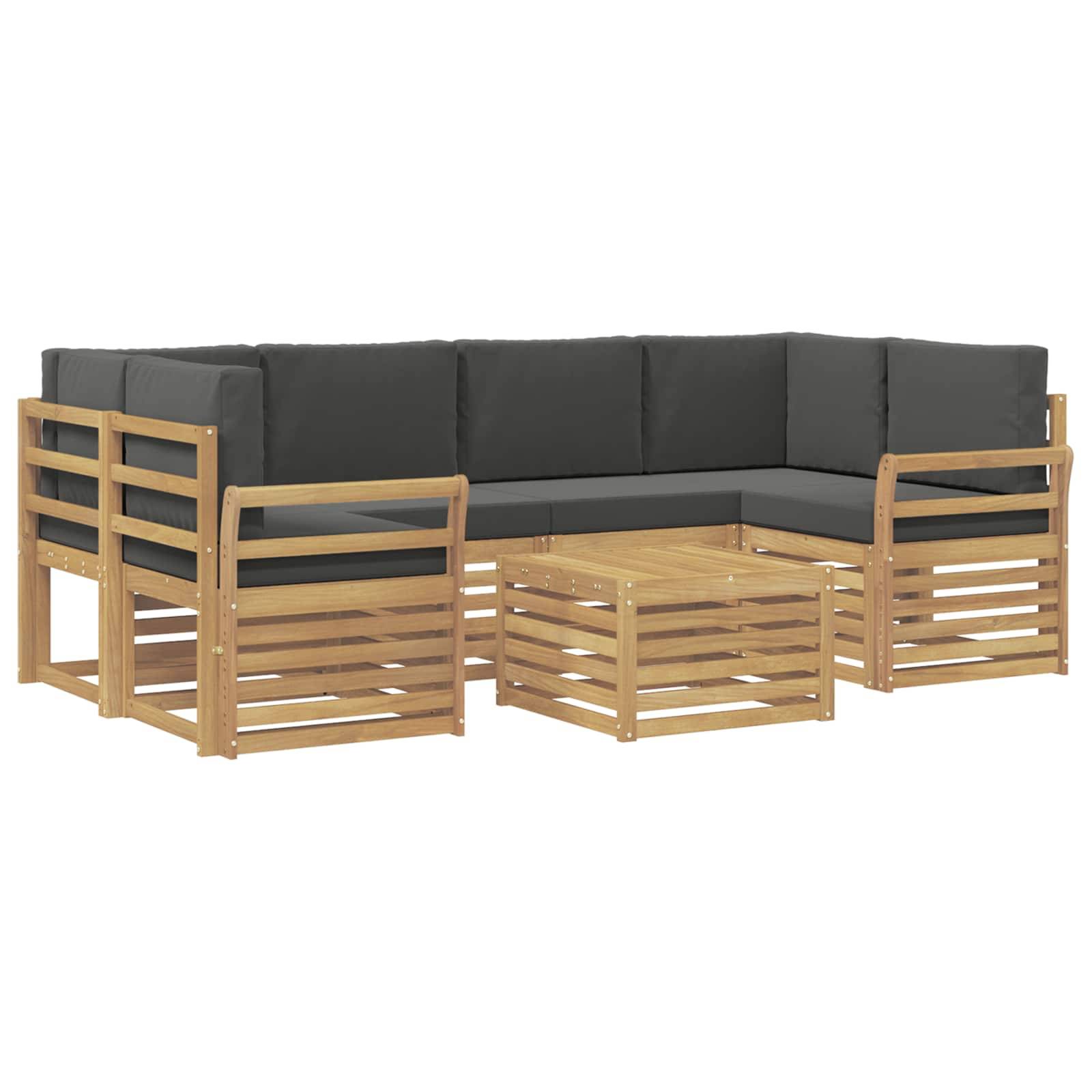 L-förmiges Outdoor-Ecksofa mit dunkelgrauen Kissen, hellem Holzlattensockel und passendem quadratischen Couchtisch auf weißem Hintergrund.