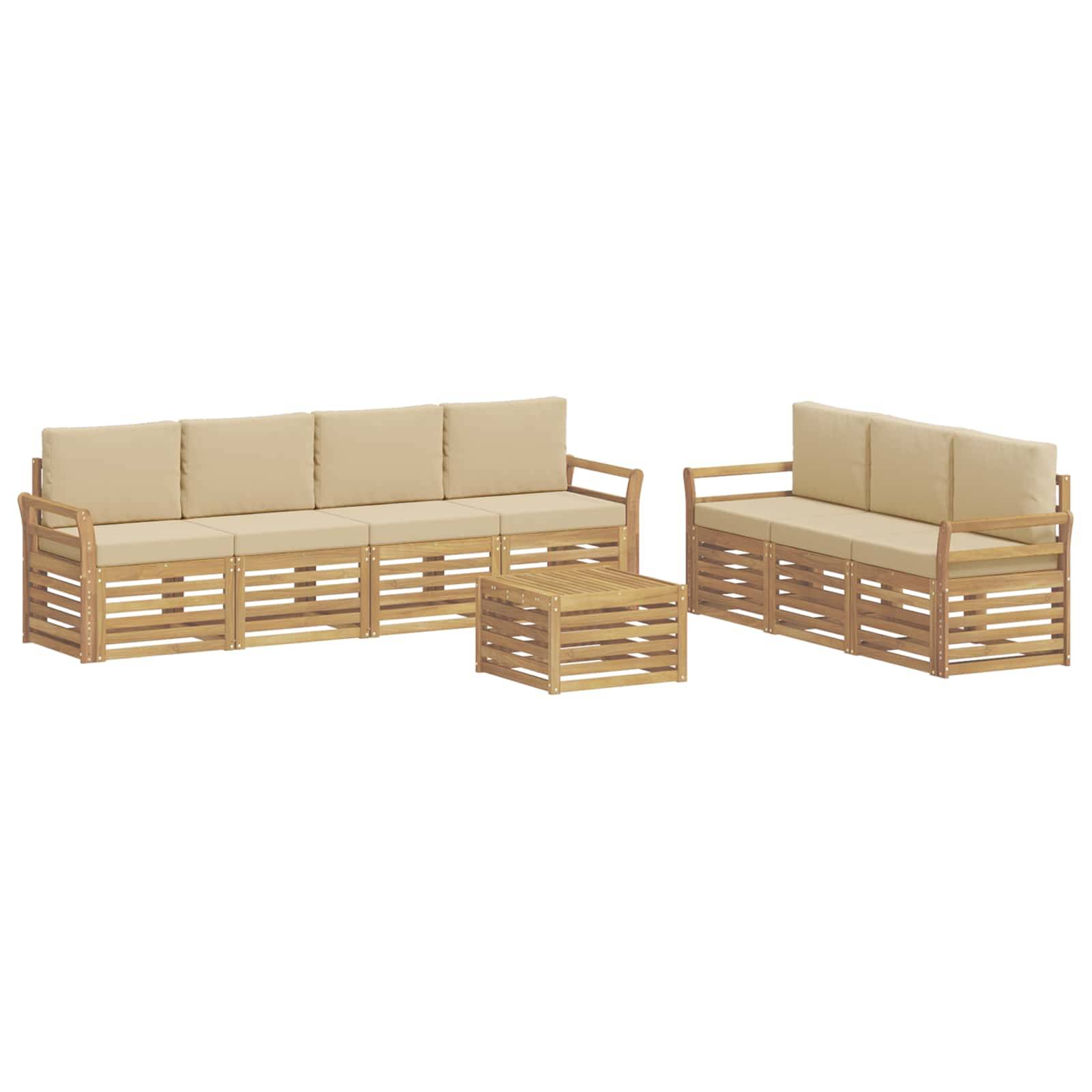 Outdoor-Terrassenbestuhlung mit zwei beigen gepolsterten Holzsofas und einem passenden quadratischen Couchtisch auf weißem Hintergrund.