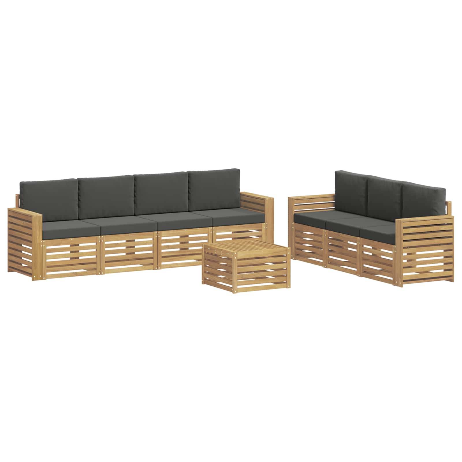 Outdoor-Sitzgarnitur mit zwei Holzlattensofa, dunkelgrauen Kissen und passendem quadratischem Couchtisch.