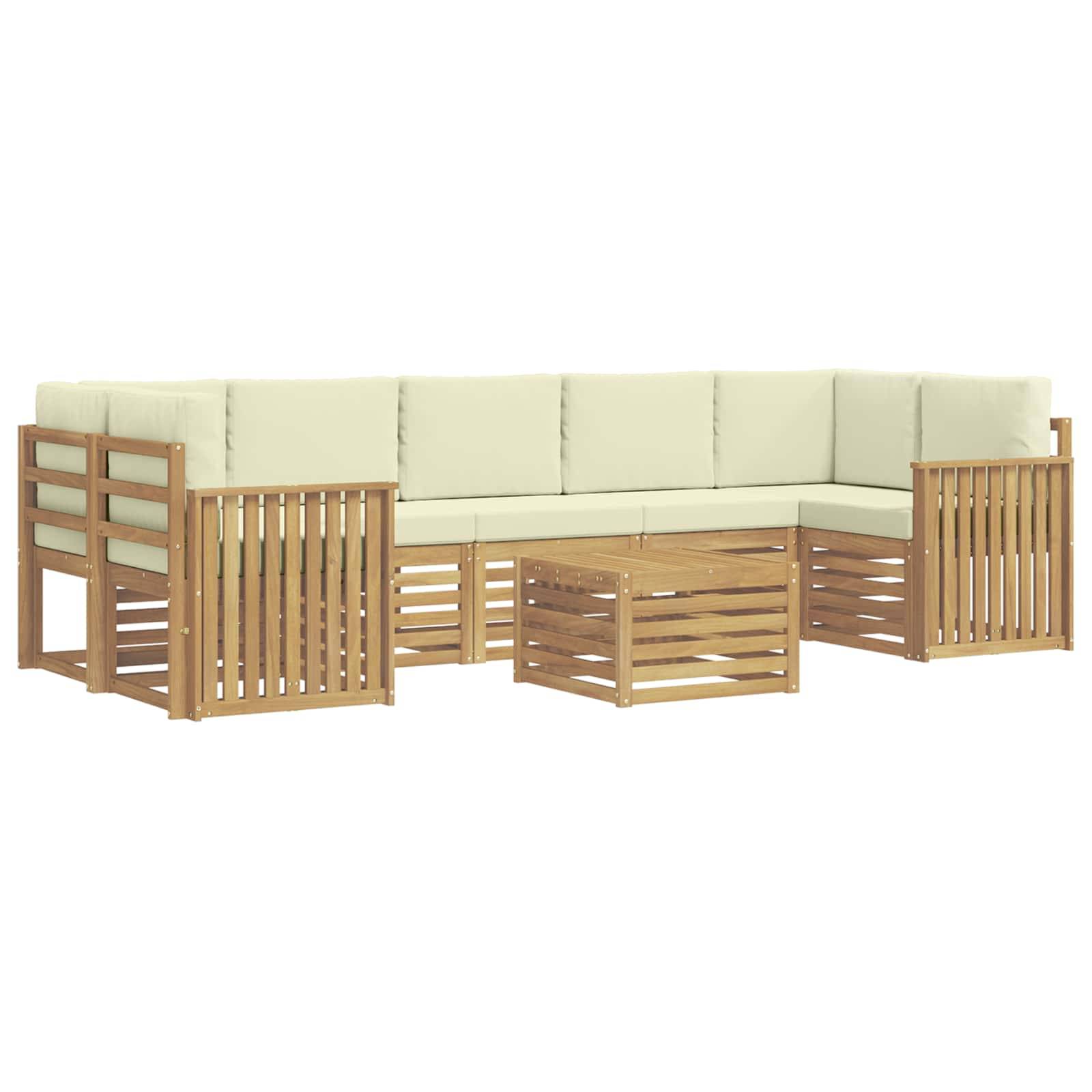 Holziges Outdoor-Ecksofa mit cremefarbenen Kissen und passendem Couchtisch, dargestellt in einer modularen L-förmigen Terrassenanordnung.