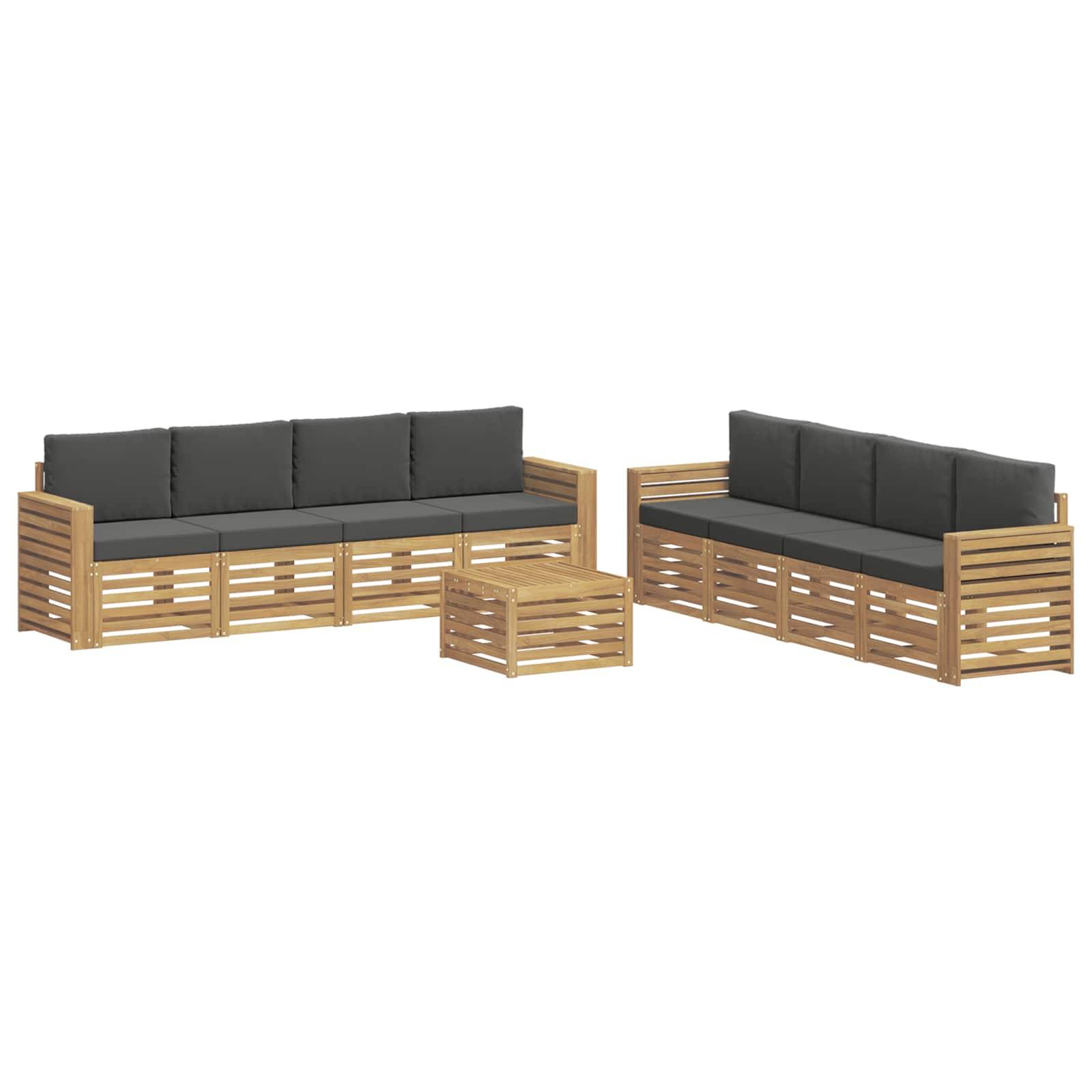 Zwei hölzerne Außensofas mit dunkelgrauen Kissen und ein passender quadratischer Couchtisch werden auf weißem Hintergrund gezeigt.