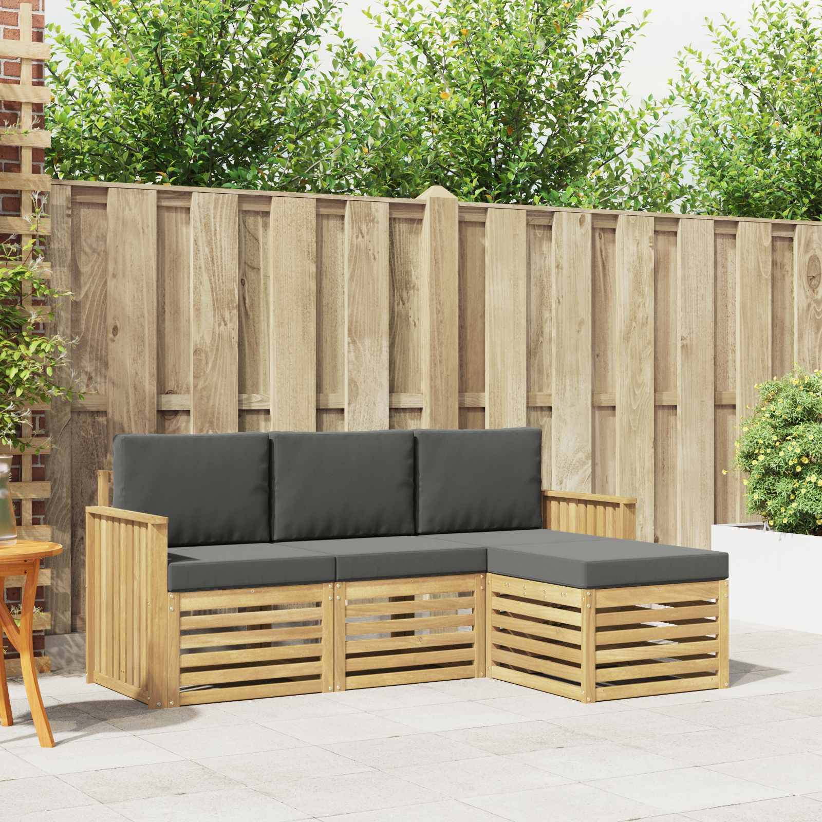 Outdoor-Holz-Patio-Ecksofa mit schwarzen Kissen in einem eingezäunten Hinterhofsitzbereich.