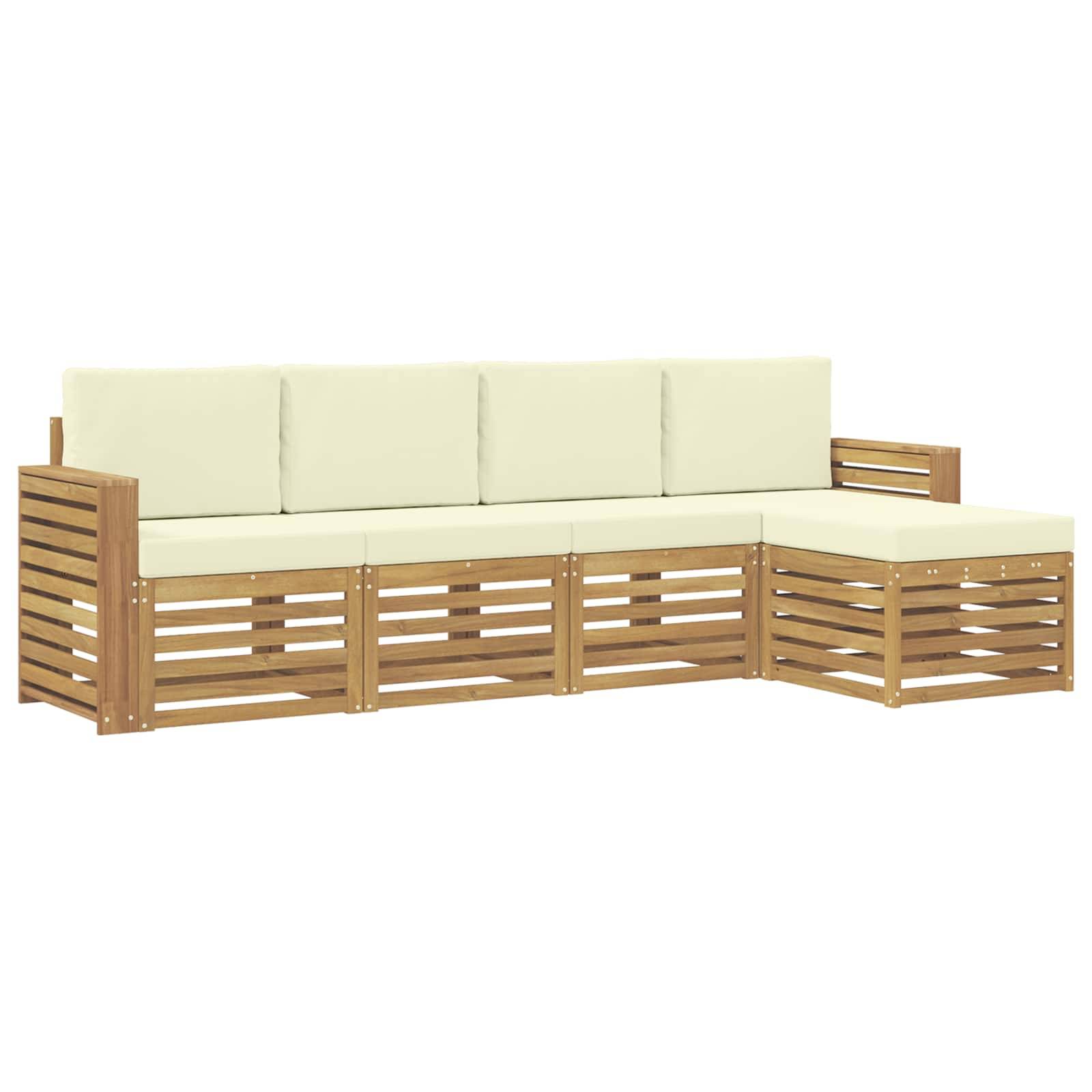 L-förmiges Outdoor-Holzsofa mit beigen Kissen und Lattenarmstützen, auf weißem Hintergrund dargestellt.