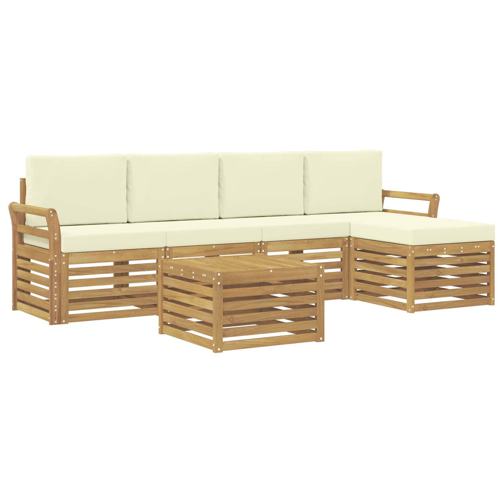 L-förmiges Außensektion-Sofa mit cremefarbenen Kissen und Holzlattrahmen, gezeigt mit einem passenden Couchtisch.