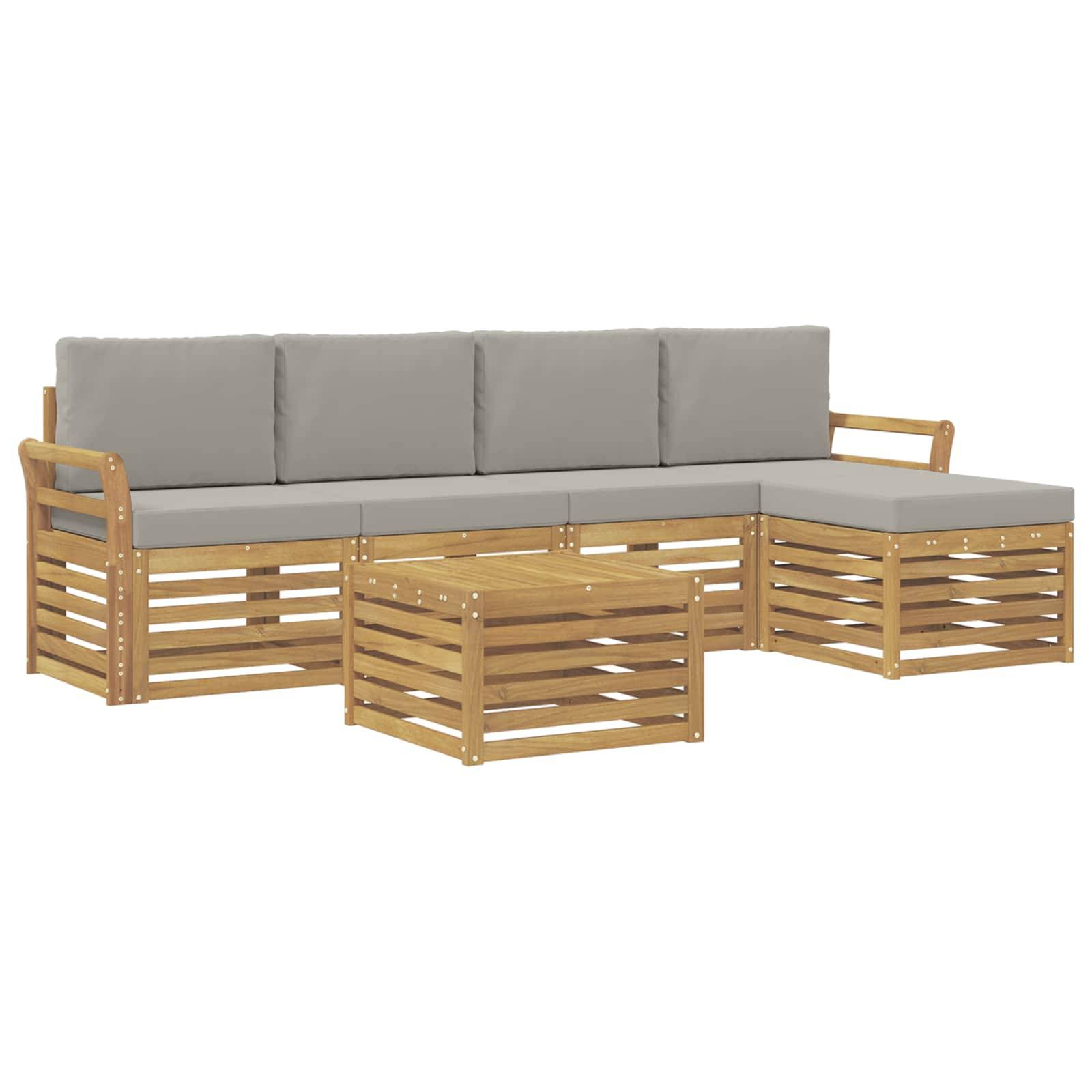L-förmiges Holz-Außensektionalsofa mit grauen Kissen und passendem Lamellenkaffeetisch auf weißem Hintergrund.