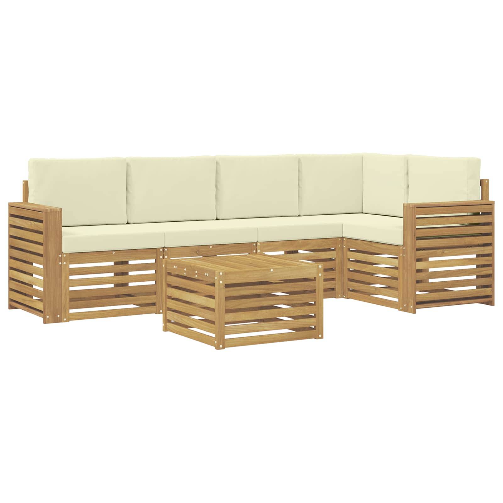 L-förmiges Outdoor-Patio-Sofa mit hellen Kissen, Holzlatten-Rahmen und passendem quadratischem Couchtisch.