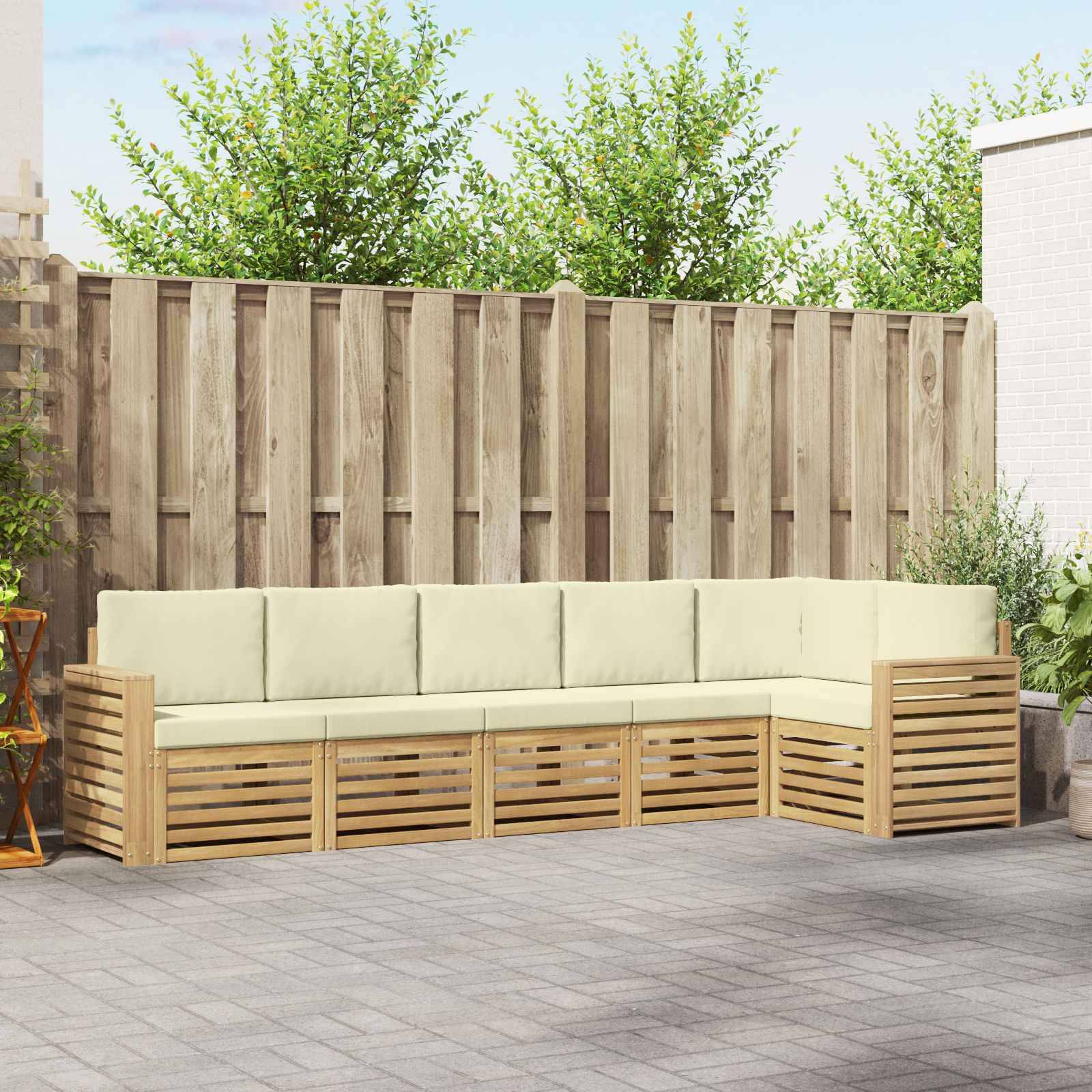 Outdoor L-förmiges Holz-Patiosektional mit beigen Kissen vor einem eingezäunten Hinterhof-Patio.