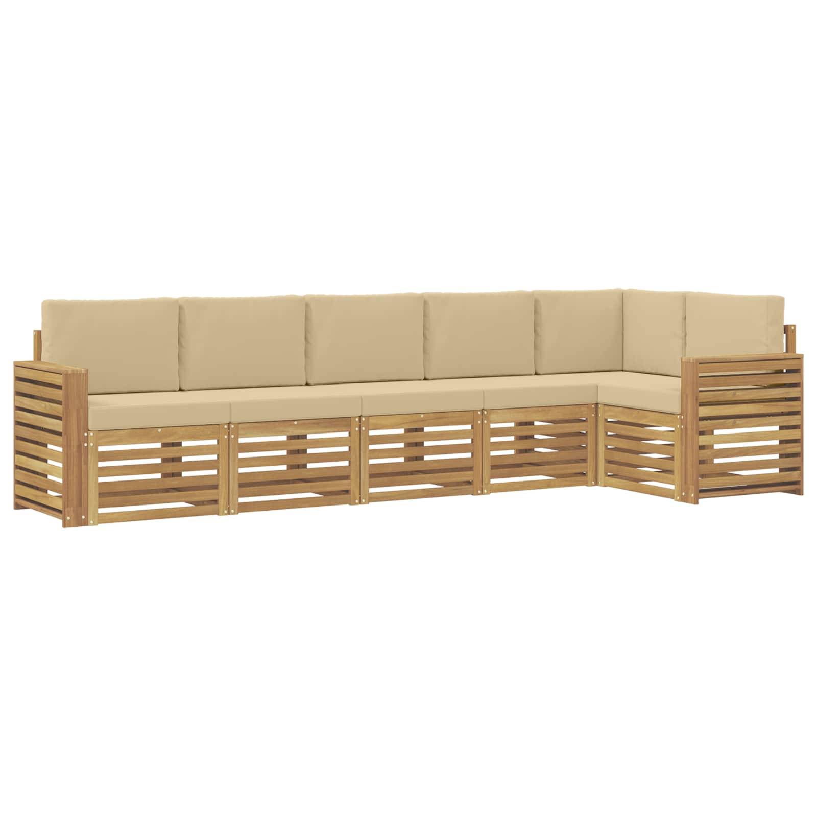 Modernes L-förmiges Außen-Ecksofa mit beigen Kissen und Holzlatten-Rahmen auf weißem Hintergrund.