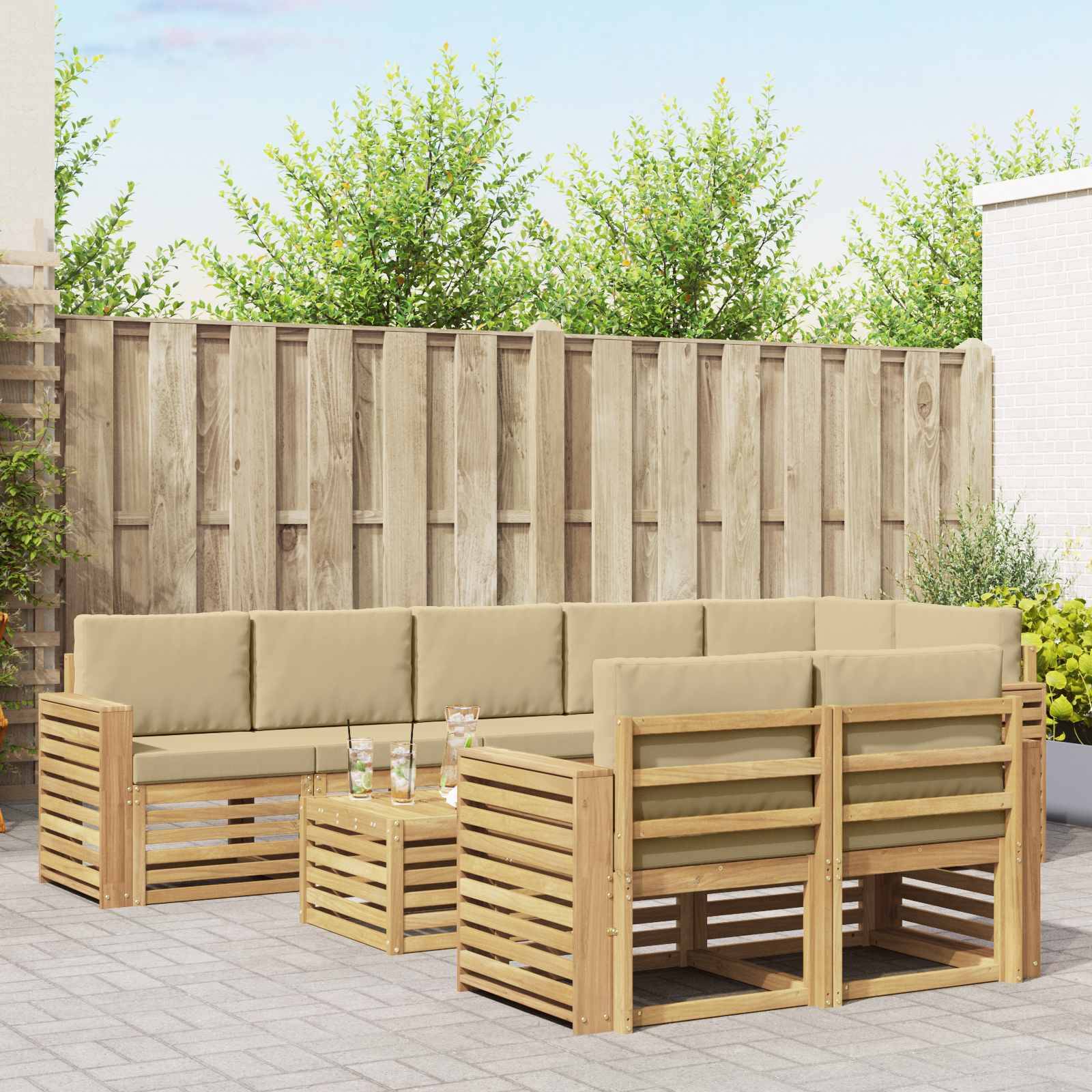 Outdoor-Terrasse mit hölzernem Lattensofa und Couchtisch, beige Kissen, angeordnet in einem eingezäunten Hinterhof.