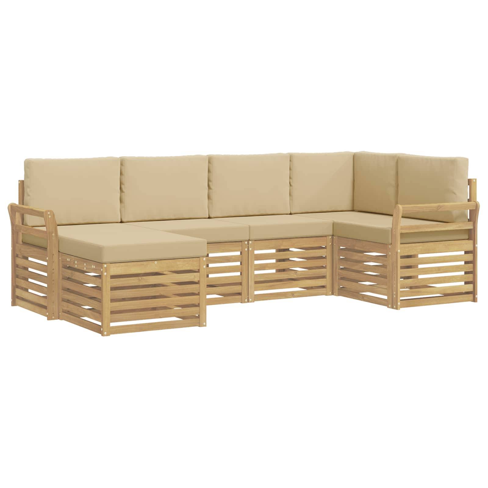 Beiges L-förmiges Outdoor-Ecksofa mit Holzlattenrahmen, gepolsterten Sitzen und Rückenlehnen auf weißem Hintergrund.