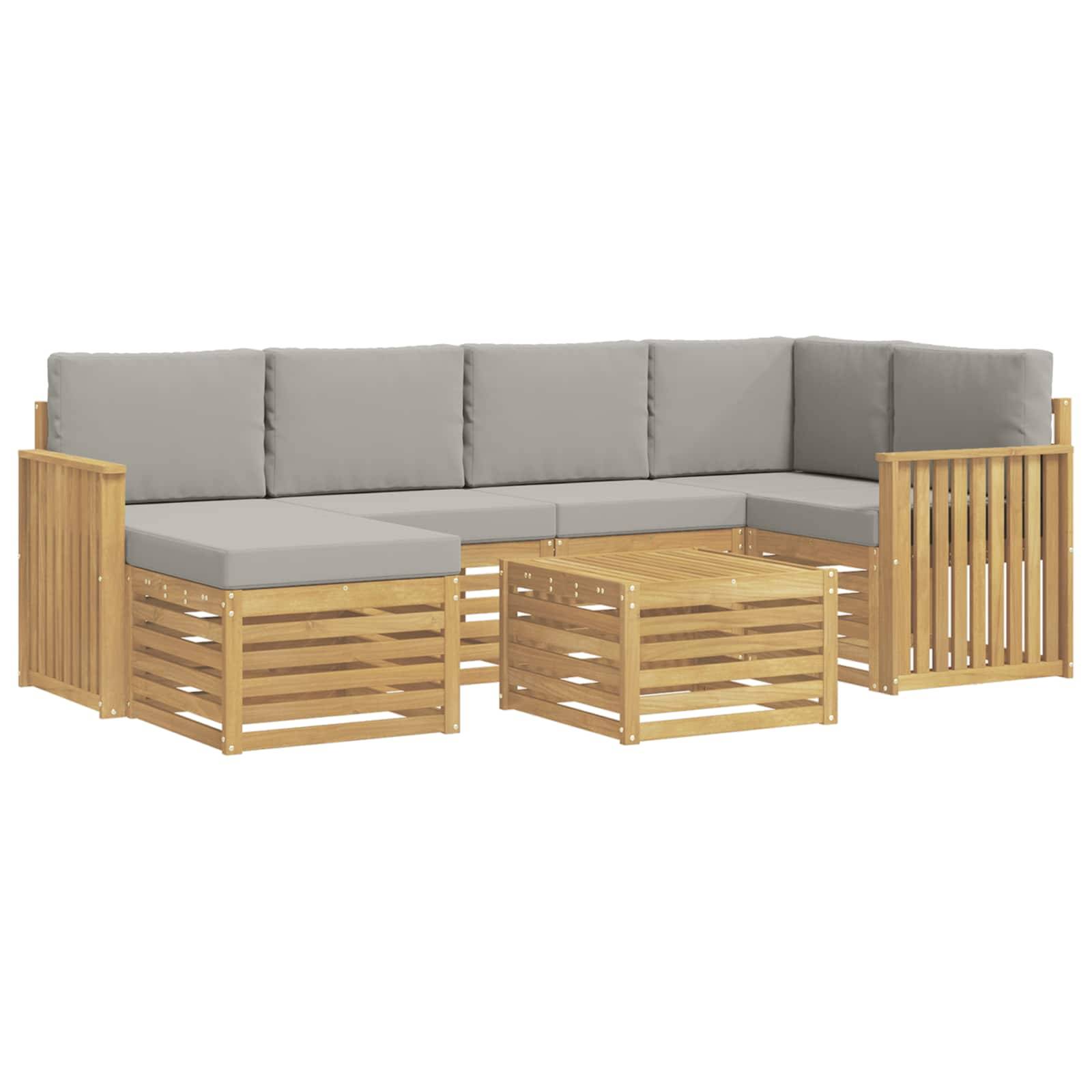 Graugepolstertes L-förmiges Holz-Gartensofagarnitur mit Lamellenseiten und passendem niedrigem Couchtisch auf weißem Hintergrund