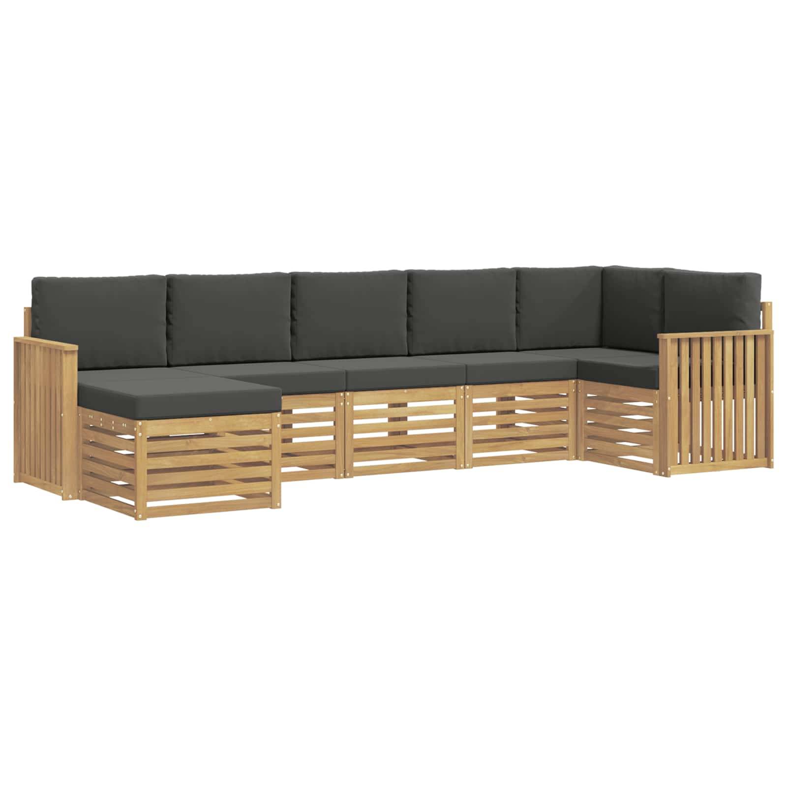 Gartensektionalsofa in L-Form mit hellem Holzlattenrahmen und dunkelgrauen Kissen auf weißem Hintergrund.
