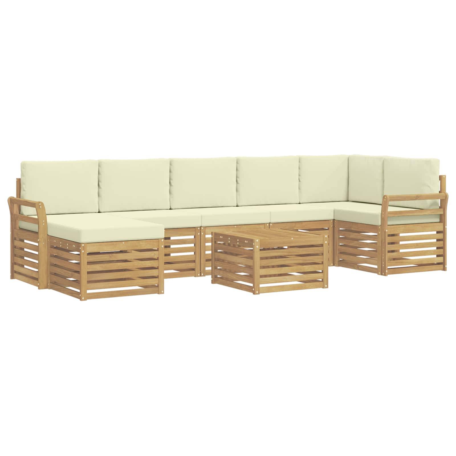 L-förmiges Outdoor-Sofa mit hellen Kissen, Holzlattenrahmen und Armlehnen auf weißem Hintergrund.