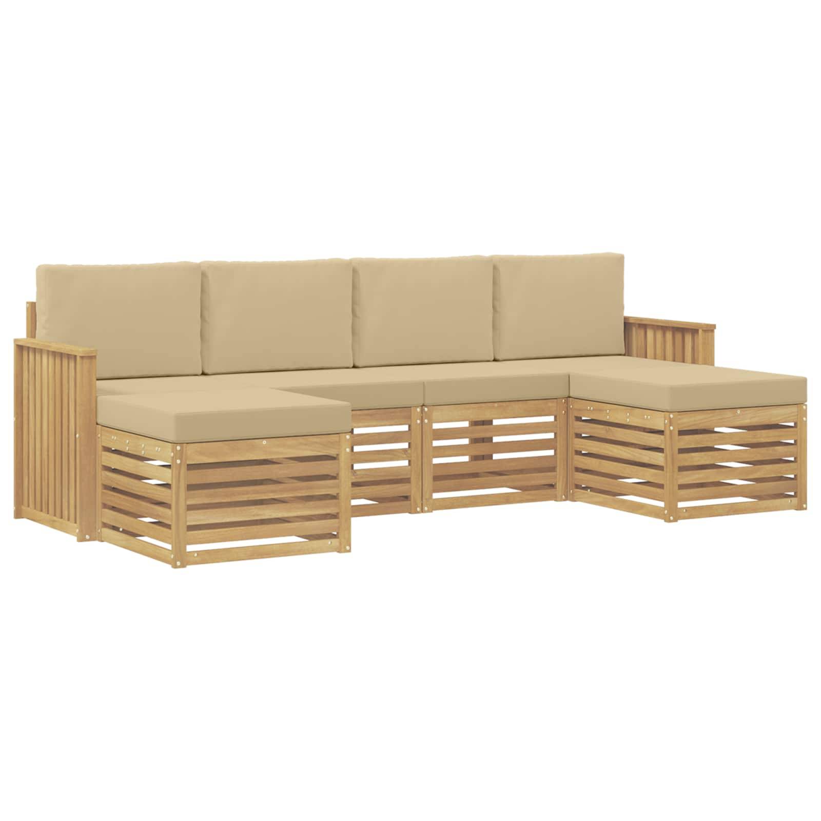 Beige Outdoor-Ecksofa mit Holzlattenrahmen und Armlehnen, mit Eck- und Mittelsitzbereich mit gepolsterten Rückenlehnen und Sitzflächen.