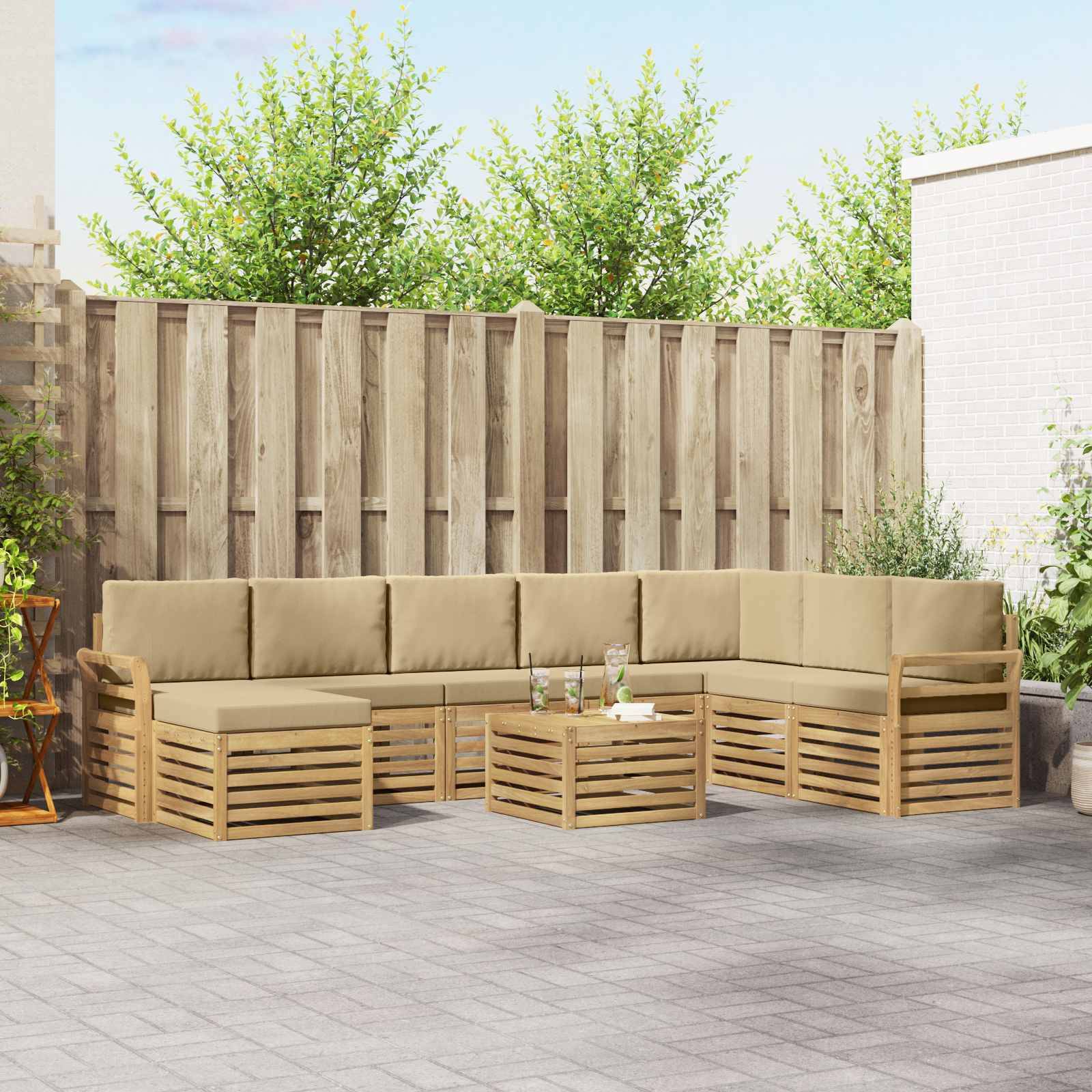 Outdoor-Terrassensofa-Set mit beigefarbenen Kissen, Holzrahmenkonstruktion mit Lamellen und passendem Couchtisch in einem gepflasterten Hinterhof.