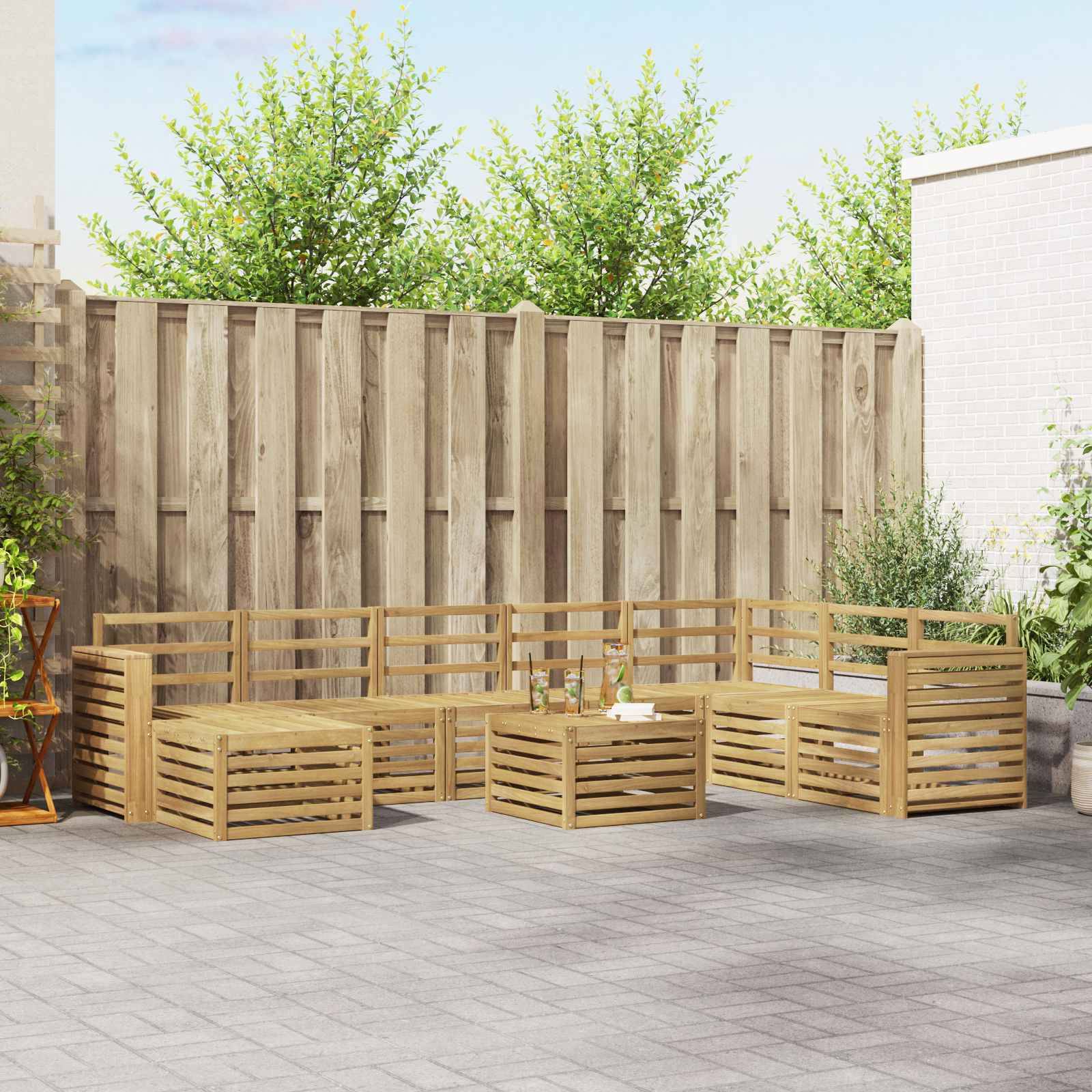 Holzaußensektionalsofa mit passendem Couchtisch auf einer gepflasterten Terrasse vor einem hohen Zaun und Bäumen.