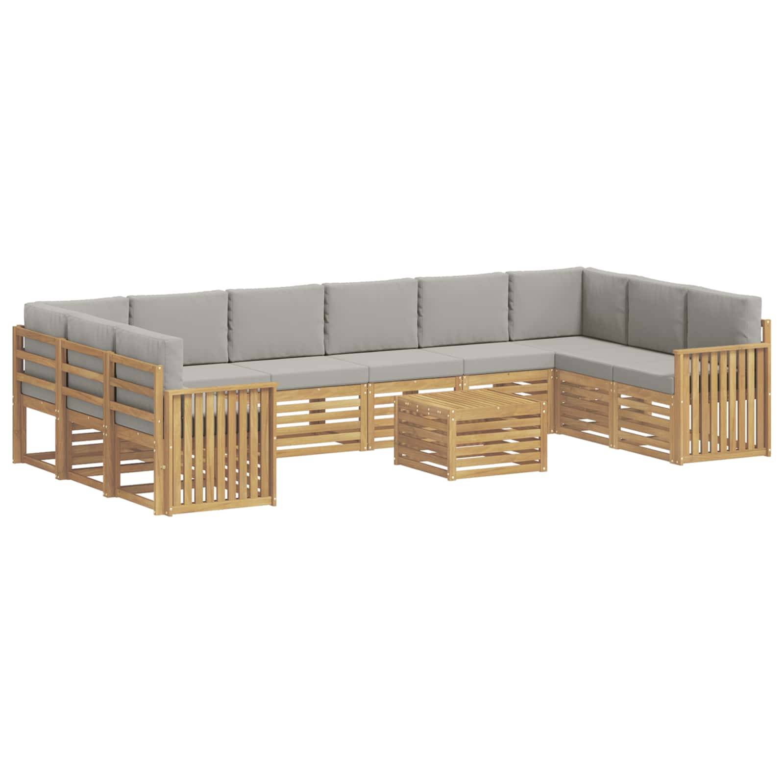 L-förmiges Außensektional-Sofa mit grauen Kissen und hellholzlattigen Rahmen, plus einen passenden quadratischen Couchtisch in der Mitte.