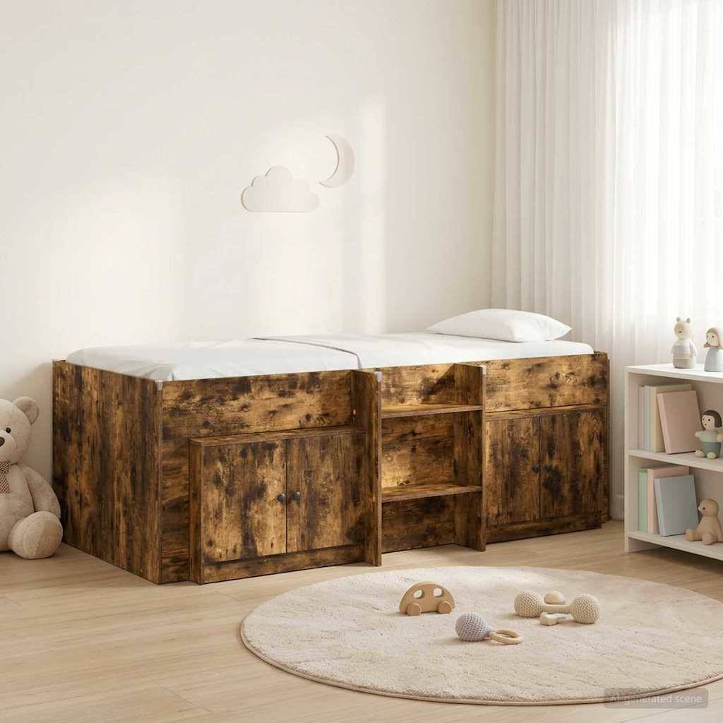 Kinderzimmer mit einem rustikalen Holzkinderbett, integrierten Regalen, rundem Teppich mit Spielzeug, Teddybär und Bücherschrank neben einem hellen Fenster.