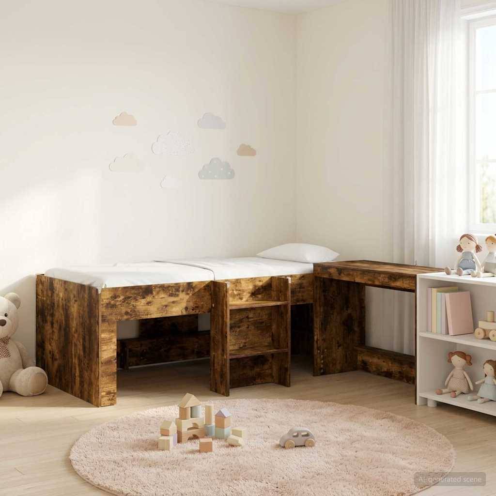 Helles Kinderzimmer mit zwei rustikalen Holzbetten, Wolken-Wandtattoos, einem Teddybär, einem Teppich mit Spielzeugen und einem Bücherregal am Fenster.
