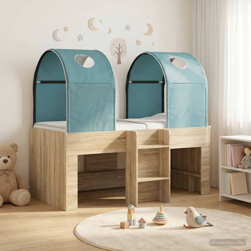 Zwei erhöhte Kinderbetten mit petrolblauen Baldachinen und integrierten Regalen, in einem hellen Kinderzimmer mit Spielzeug und einem runden Teppich.